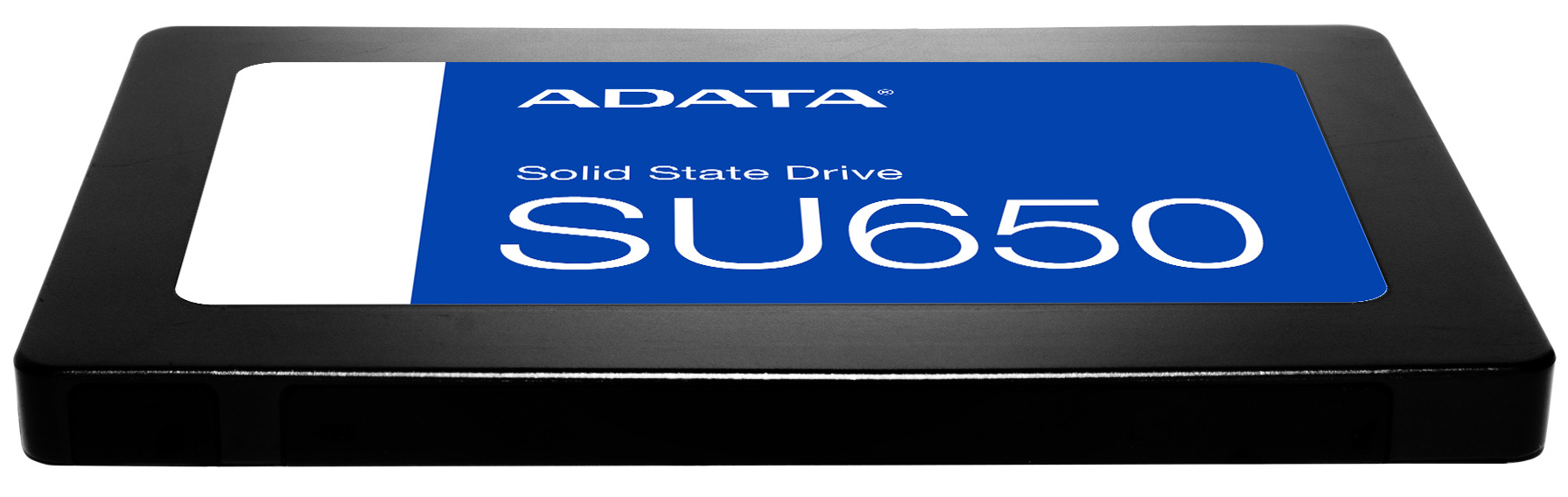 Dysk SSD ADATA Ultimate SU650 1TB leżący poziomo na białym tle, widok pod niskim kątem z przodu. Na czarnej obudowie widoczna jest charakterystyczna niebieska etykieta z białym napisem SU650 i logotypem producenta. Ujęcie akcentuje smukłą konstrukcję i matowe wykończenie dysku.