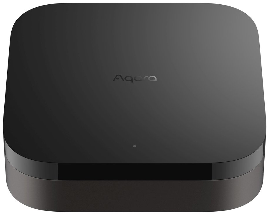 Czarna jednostka centralna Aqara Hub M3 w widoku izometrycznym. Urządzenie o nowoczesnym designie z zaokrąglonymi rogami, matową górą z logotypem Aqara oraz błyszczącym czarnym paskiem na froncie. Zdjęcie na białym tle.