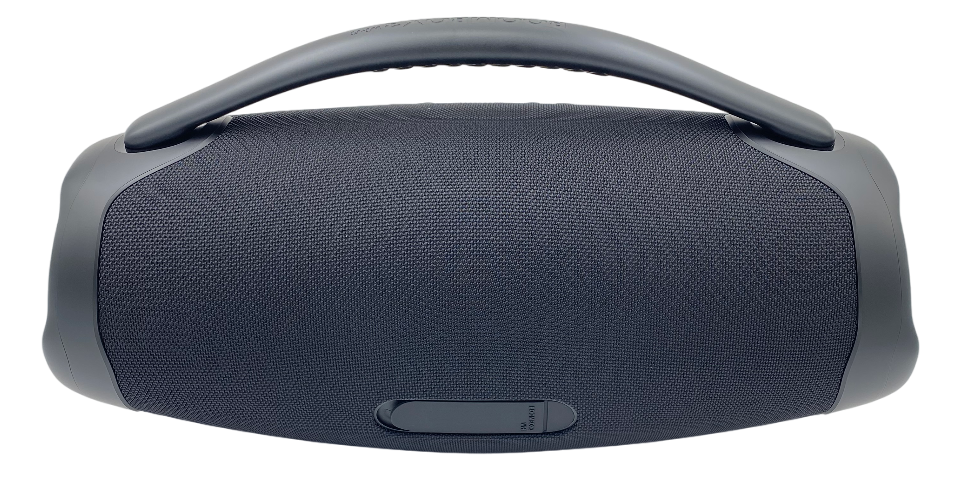 Czarny głośnik JBL Boombox 3 Wi-Fi, widok z tyłu na białym tle. Zdjęcie ukazuje jednolitą teksturę maskownicy, solidny uchwyt oraz gumową osłonę gniazd umieszczoną w dolnej części obudowy.
