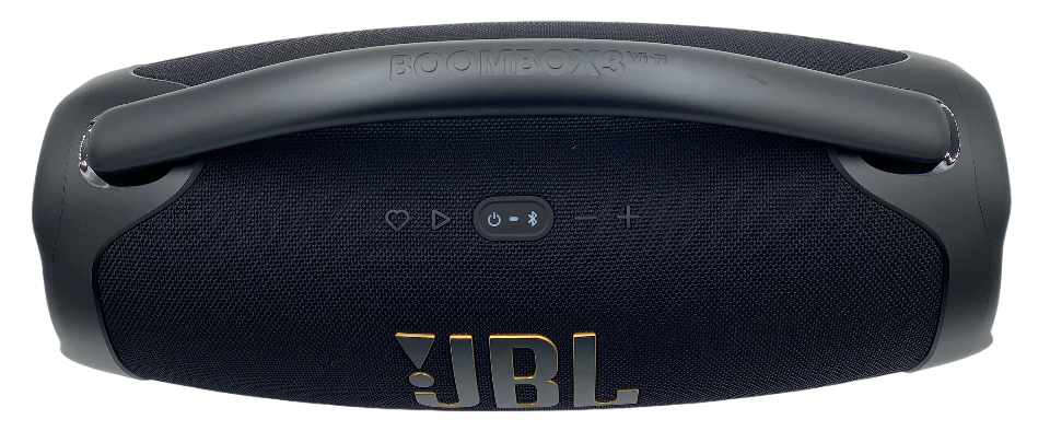 Głośnik JBL Boombox 3 Wi-Fi w kolorze czarnym, ujęcie z góry. Na solidnym uchwycie widnieje nazwa modelu, a poniżej znajduje się gumowany panel sterowania z przyciskami funkcyjnymi oraz fragment logotypu JBL.