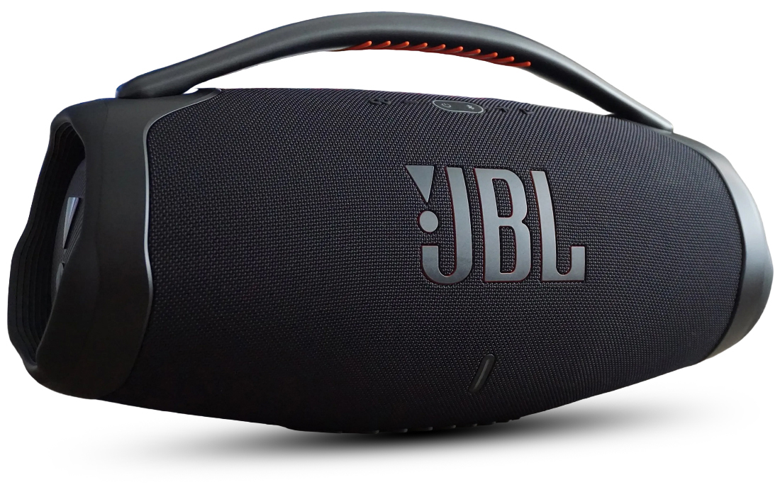 Czarny głośnik przenośny JBL Boombox 3 z dużym logo "JBL" i rączką z pomarańczowym akcentem, widziany pod kątem.