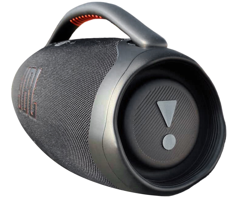 Czarny głośnik przenośny JBL Boombox 3, widok z boku z okrągłym pasywnym radiatorem z szarym symbolem wykrzyknika oraz rączką.
