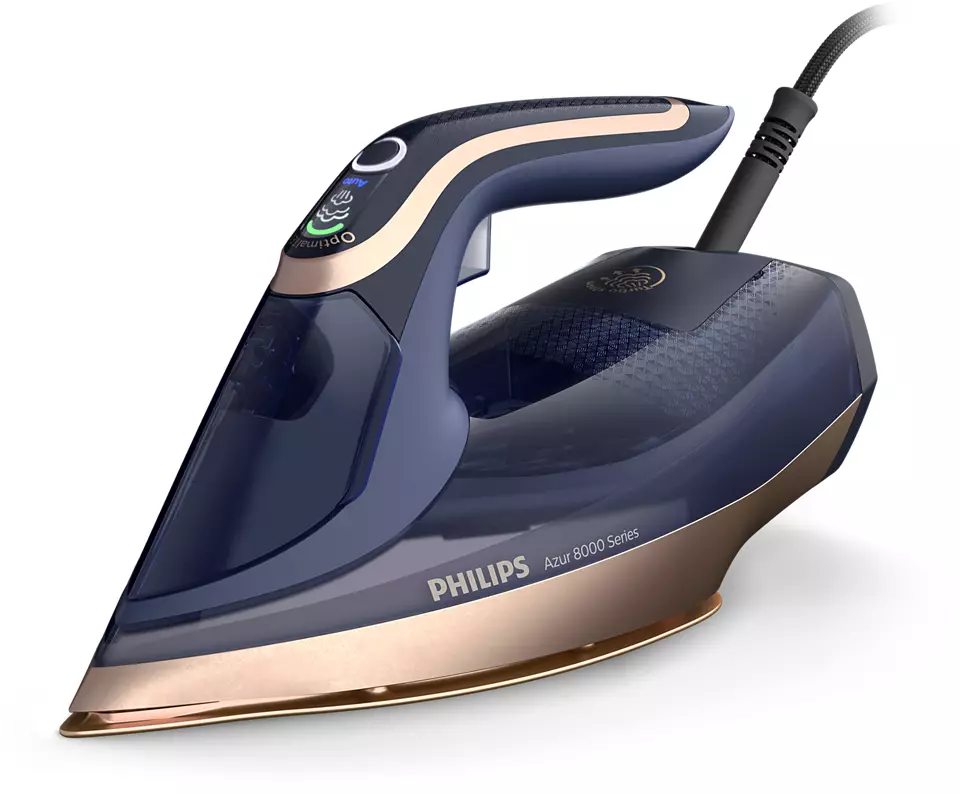 Granatowe żelazko parowe Philips Azur 8000 Series z miedzianymi elementami, widok pod kątem. Na rączce widoczny jest włączony panel LED.