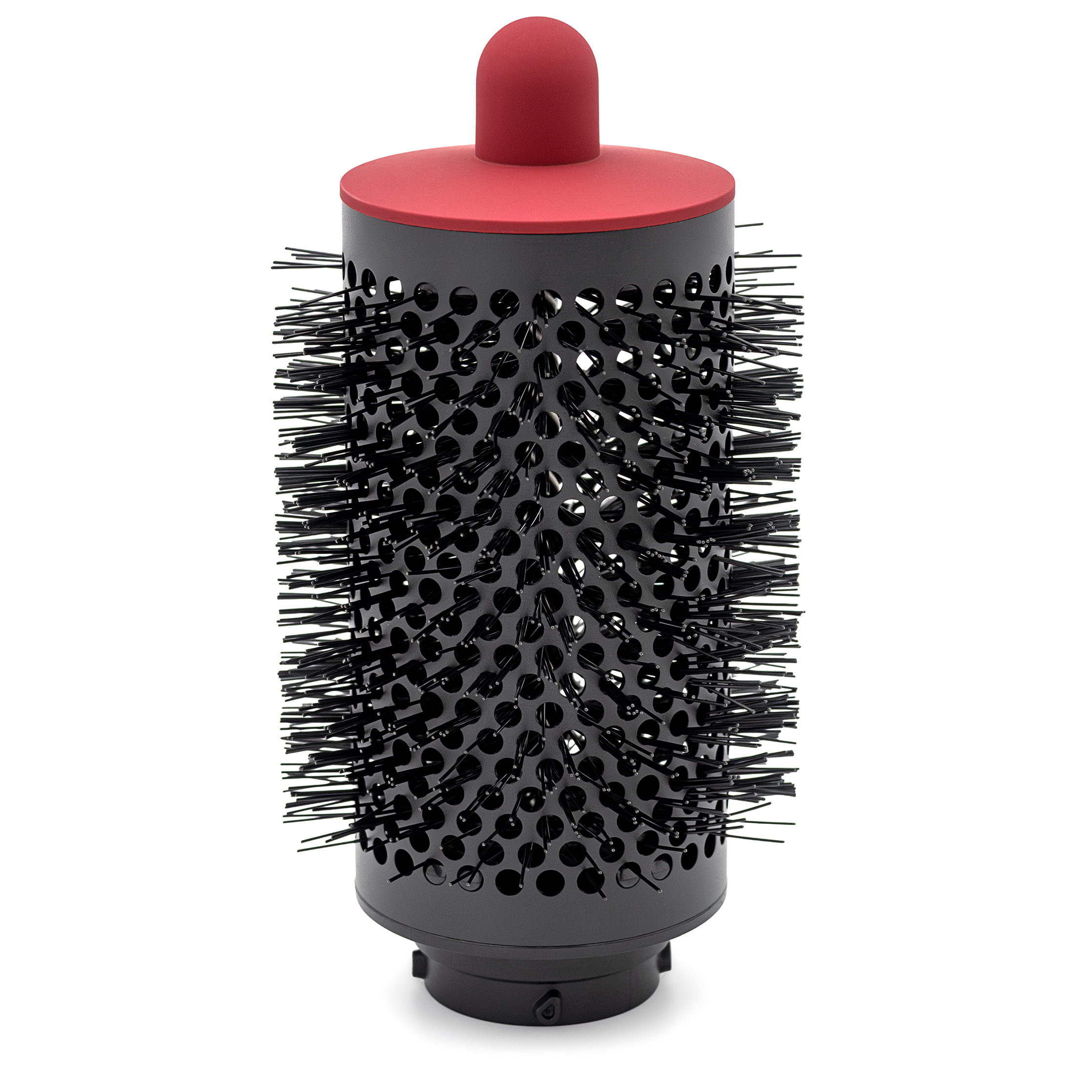 Duża, okrągła szczotka do modelowania Dyson Airwrap w kolorze czarnym z czerwonym wieczkiem. Akcesorium posiada perforowany korpus z gęstym włosiem i moduł montażowy u podstawy. Produkt zaprezentowany na jednolitym białym tle.