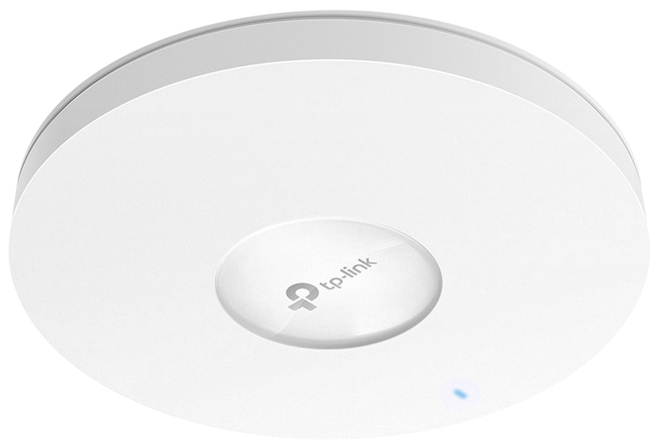 Biały, okrągły punkt dostępowy TP-Link w ujęciu z góry pod kątem na białym tle. Urządzenie posiada szare logo producenta w centralnej części oraz niewielką, niebieską diodę sygnalizacyjną. Perspektywa ta dobrze uwydatnia dyskową konstrukcję.