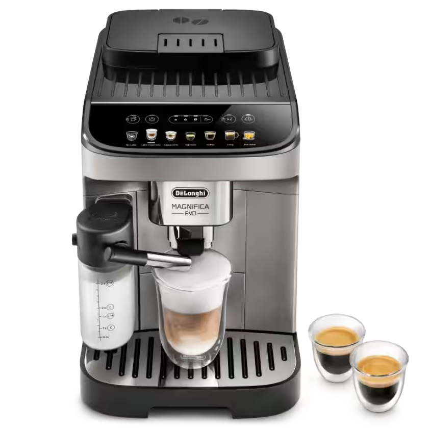 Ekspres DeLonghi Magnifica Evo ECAM290.81.TB, który nalewa kawę z mlekiem do szklanki, z dwiema kawami obok na białym tle.