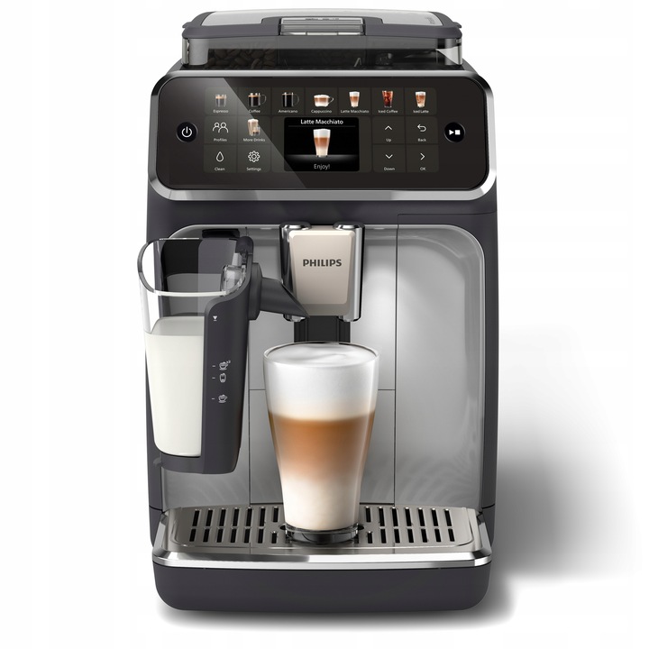 Ekspres do kawy Philips EP5546/70 LatteGo Series 5500 z kolorowym panelem dotykowym i systemem mlecznym. Na tacy ociekowej stoi gotowa kawa latte macchiato w wysokiej szklance, a w pojemniku obok widoczne jest mleko.