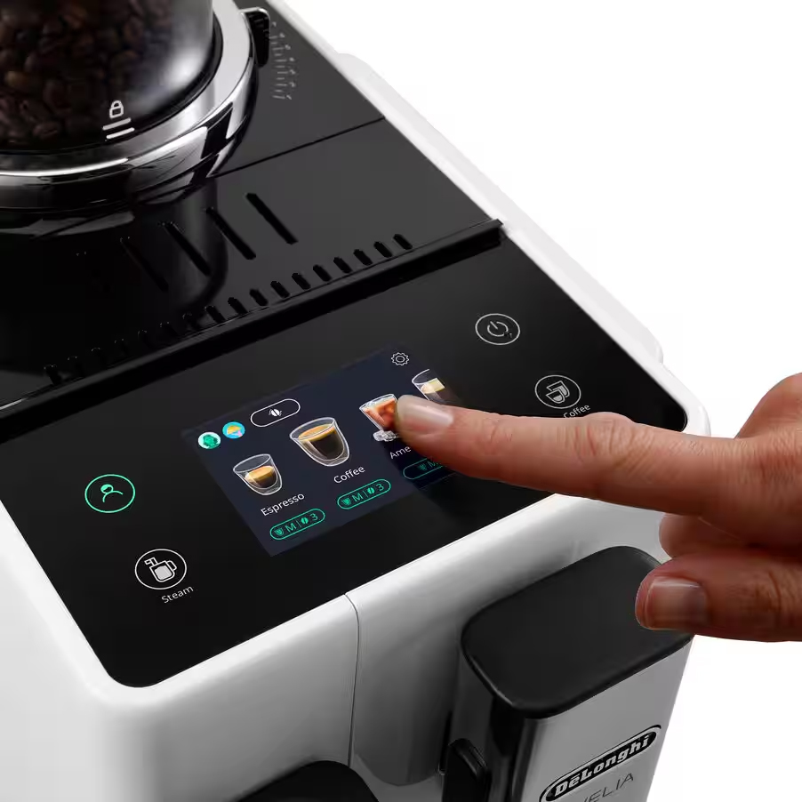 Widok z góry na kolorowy ekran dotykowy ekspresu DeLonghi Rivelia Arctic White, na którym wybierana jest ikona napoju. Na czarnym panelu sterowania widoczne są również inne podświetlane przyciski funkcyjne, a obok fragment zbiornika na ziarna kawy.