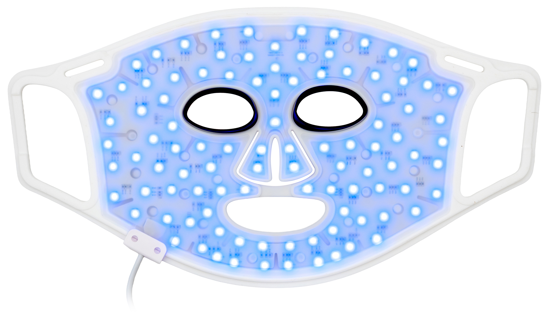Włączona biała maska LED Silk'n Facial LED Mask 100 zaprezentowana od strony wewnętrznej, rozłożona na płasko na białym tle. Panel urządzenia pokrywa gęsta sieć diod świecących jasnym, niebieskim światłem fotonowym. Otwory na oczy wyróżniają się grubymi, czarnymi ramkami ochronnymi, a z lewej strony u dołu widoczny jest wpięty przewód.