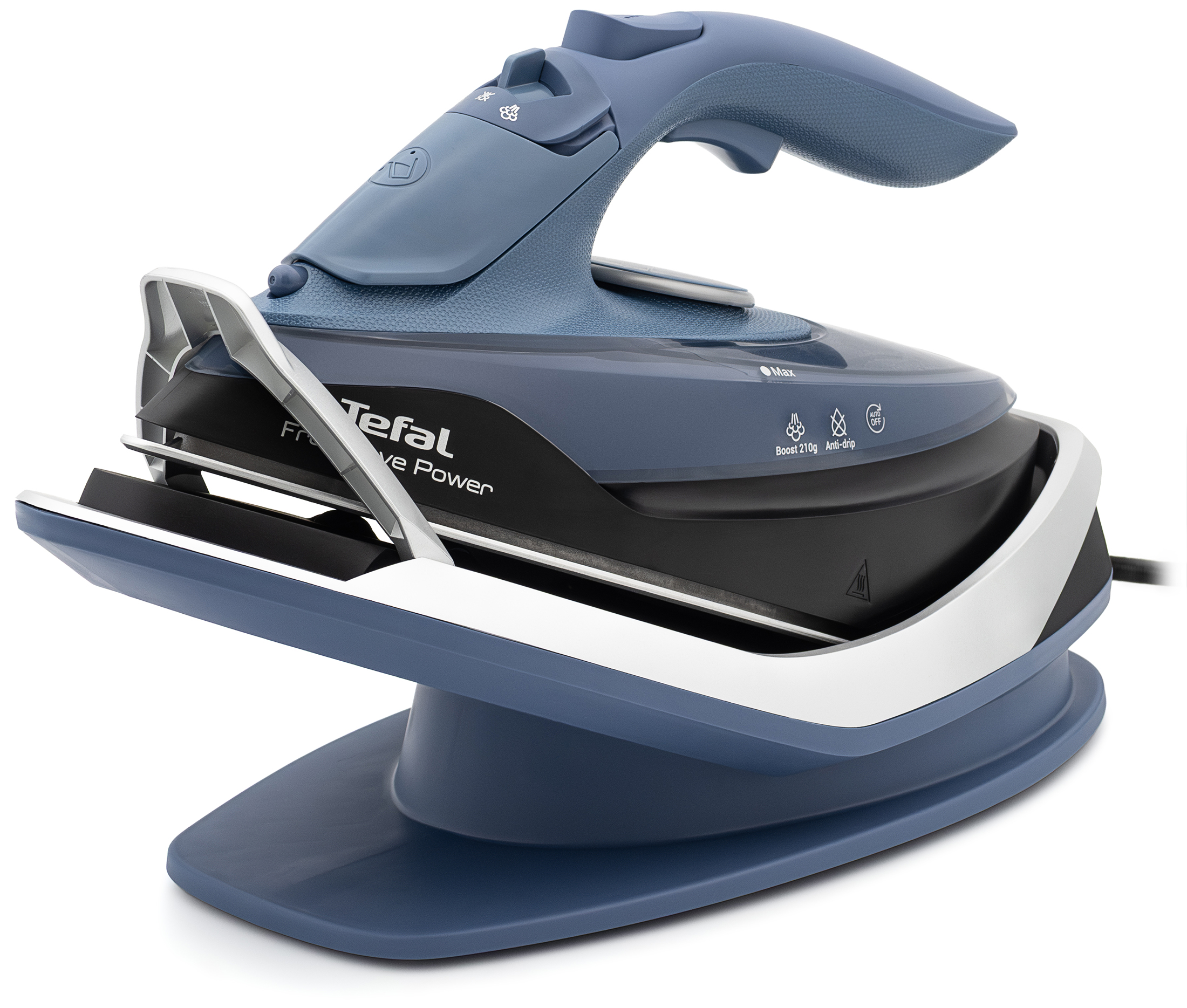 Niebieskie bezprzewodowe żelazko Tefal Freemove Power FV6675E0 zadokowane w skośnej bazie ładującej. Widok z boku ukazuje ergonomiczną rączkę, przyciski sterujące oraz białe oznaczenia funkcji pary i bezpieczeństwa na obudowie. Urządzenie stoi na stabilnej, ciemnoniebieskiej podstawie.