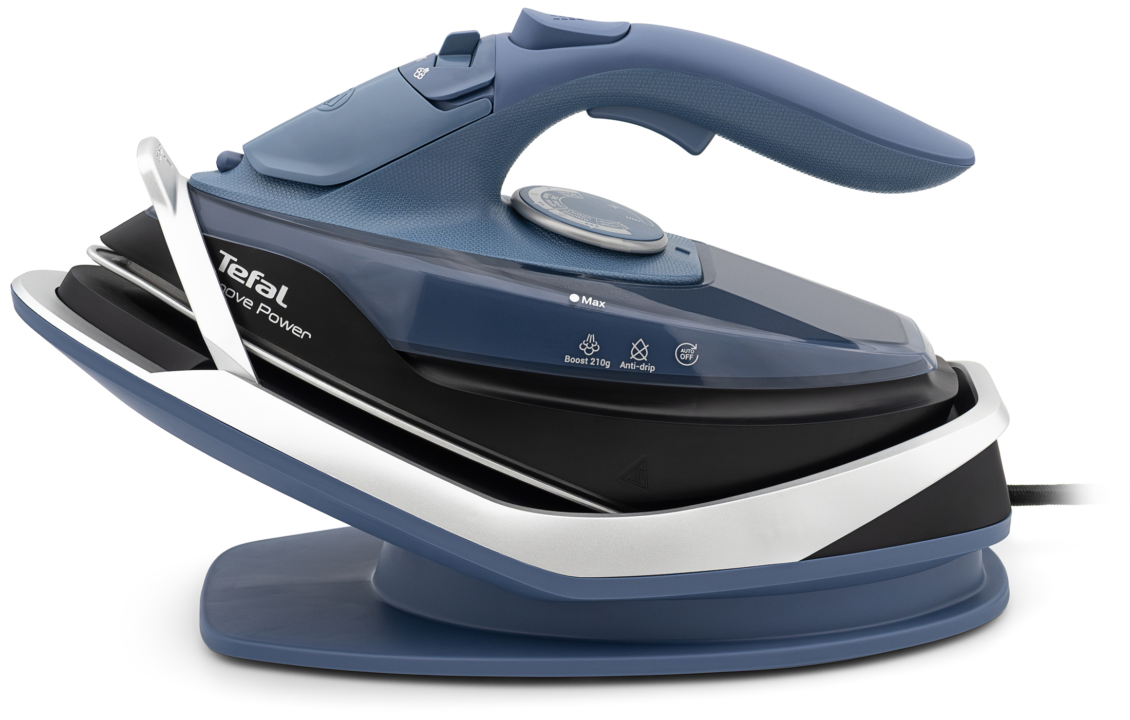 Ciemnoniebieskie żelazko bezprzewodowe Tefal Freemove Power FV6675E0 umieszczone w bazie ładującej, widok z profilu na białym tle. Na obudowie widoczne są oznaczenia funkcji pary i blokady kapania oraz srebrne elementy wykończenia stacji dokującej.