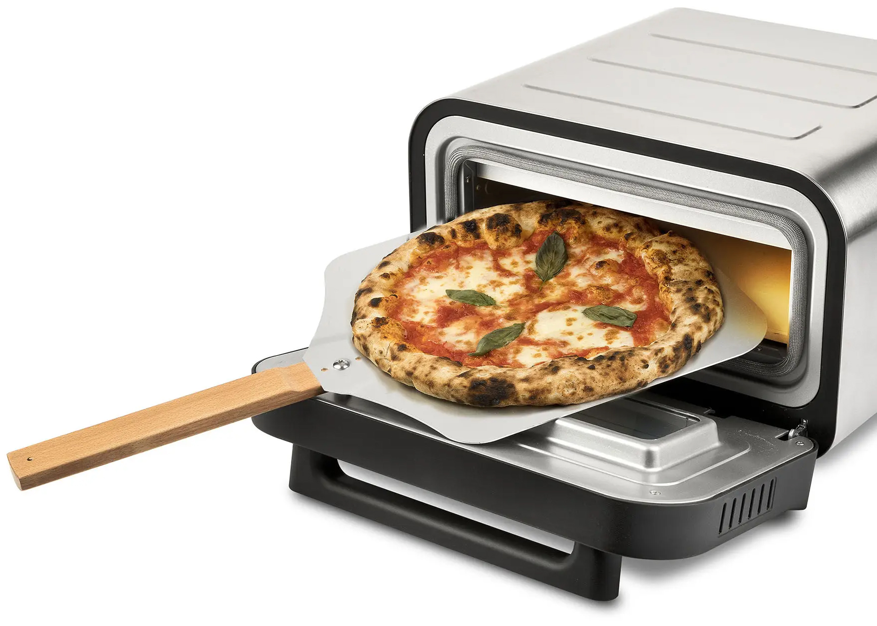 Otwarty piec do pizzy G3Ferrari Pizza Pro G10204 ze stali nierdzewnej podczas wkładania pizzy do środka. Pizza spoczywa na metalowej łopatce z drewnianym uchwytem, a wewnątrz urządzenia widoczny jest jasny kamień szamotowy. Widok z perspektywy bocznej na białym tle.