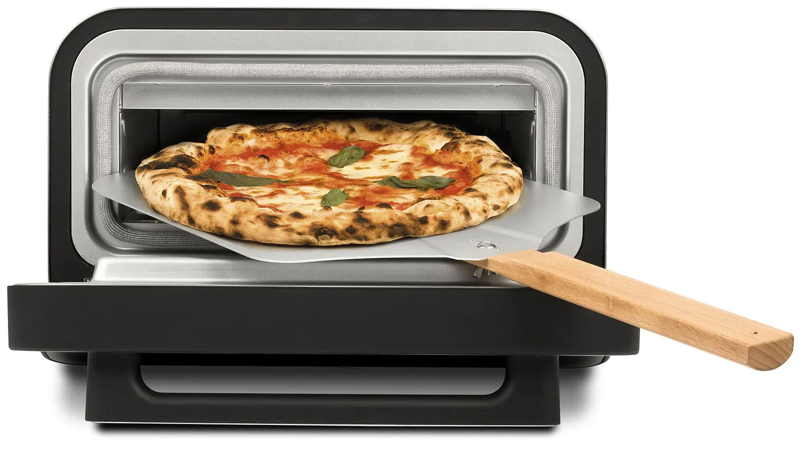 Otwarty piec do pizzy G3Ferrari Pizza Pro G10204 podczas wyjmowania pizzy na metalowej łopatce. Widok od przodu pokazuje upieczone ciasto, metalowe wnętrze komory z uszczelką oraz opuszczone czarne drzwiczki z uchwytem. Produkt na białym tle.