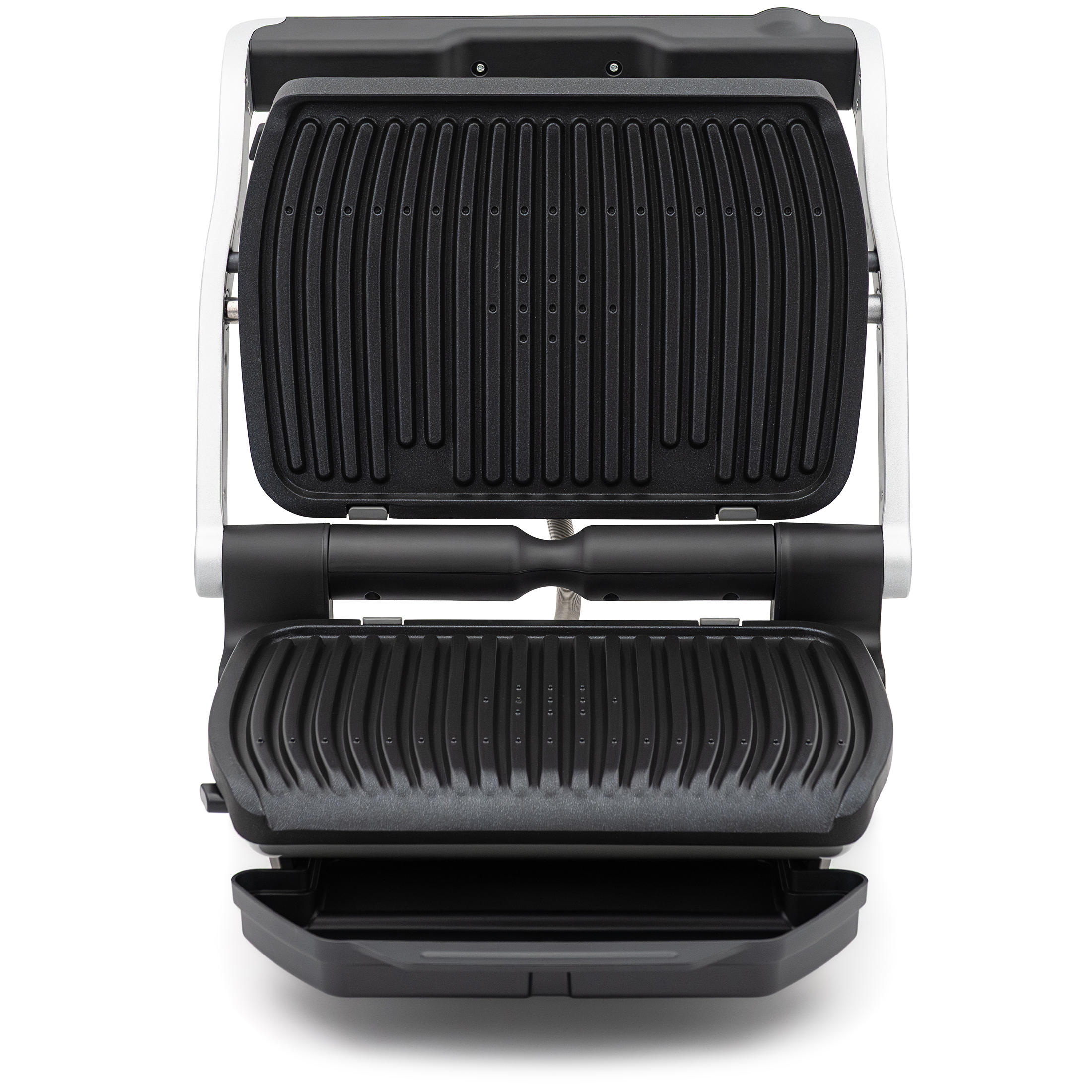 Otwarty grill elektryczny Tefal GC716D12 OptiGrill+ na białym tle w ujęciu bezpośrednio od przodu. Konstrukcja z uniesioną pionowo pokrywą i srebrnymi ramionami bocznymi w pełni eksponuje dwie karbowane, ciemnoszare płyty grzewcze. Pod dolną płytą widoczna jest wysunięta czarna taca ociekowa.