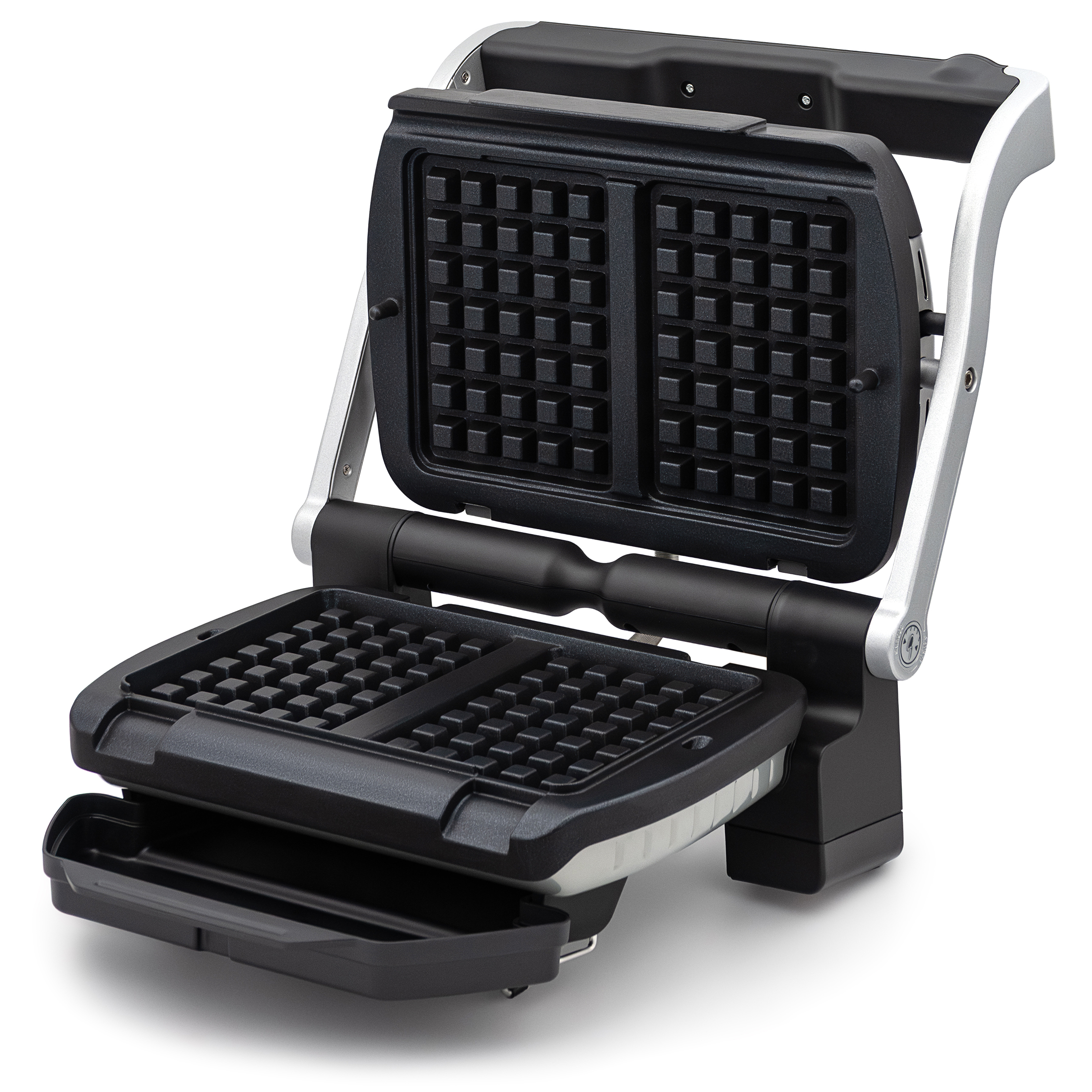 Otwarty grill elektryczny Tefal GC716D12 OptiGrill+ na białym tle, ukazany pod kątem. W urządzeniu zamontowano dwie czarne płyty grzewcze do gofrów z wyraźną strukturą kratownicy. U podstawy widoczna jest wysunięta czarna taca ociekowa.
