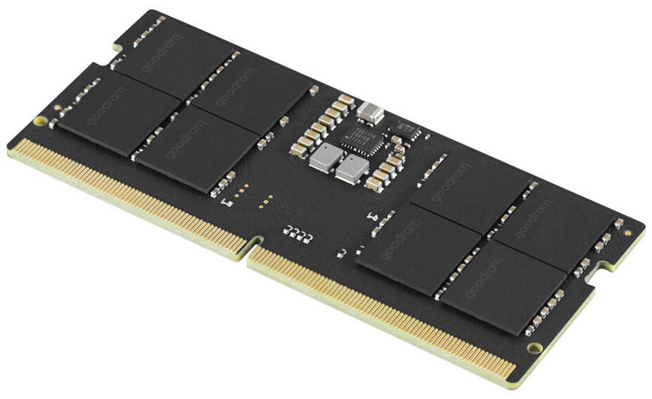 Czarna kość pamięci RAM DDR5 Goodram 16 GB na białym tle, widok pod skosem. Widoczny matowy laminat z kośćmi pamięci oznaczonymi logo goodram oraz złote styki krawędziowe.