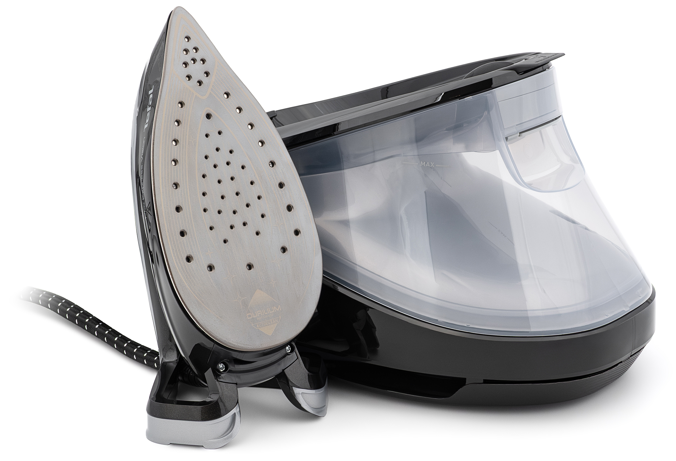 Żelazko generatora pary Tefal Pro Express Vision postawione pionowo obok bazy, ukazujące stopę grzejną z licznymi otworami. Urządzenie jest w kolorze czarnym, a baza posiada przezroczysty zbiornik na wodę. Widok na białym tle.