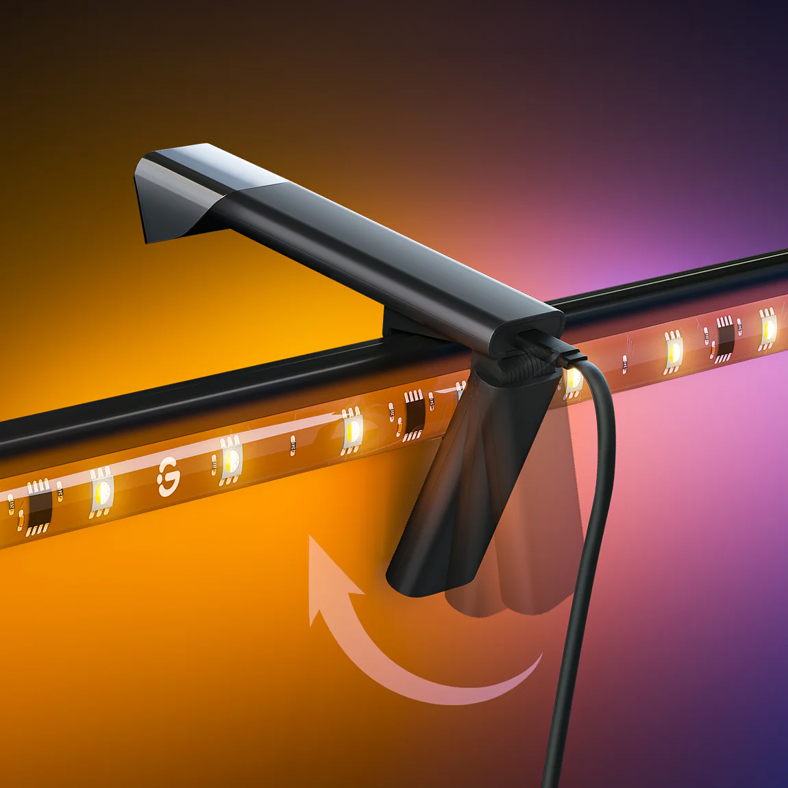 Zbliżenie na montaż kamery Govee TV Backlight 3 Lite na krawędzi ekranu z widoczną taśmą LED RGBICW. Grafika przedstawia sposób mocowania czarnego modułu kamery oraz sugeruje regulację uchwytu za pomocą strzałki. Tło wypełniają ciepłe i zimne barwy światła.