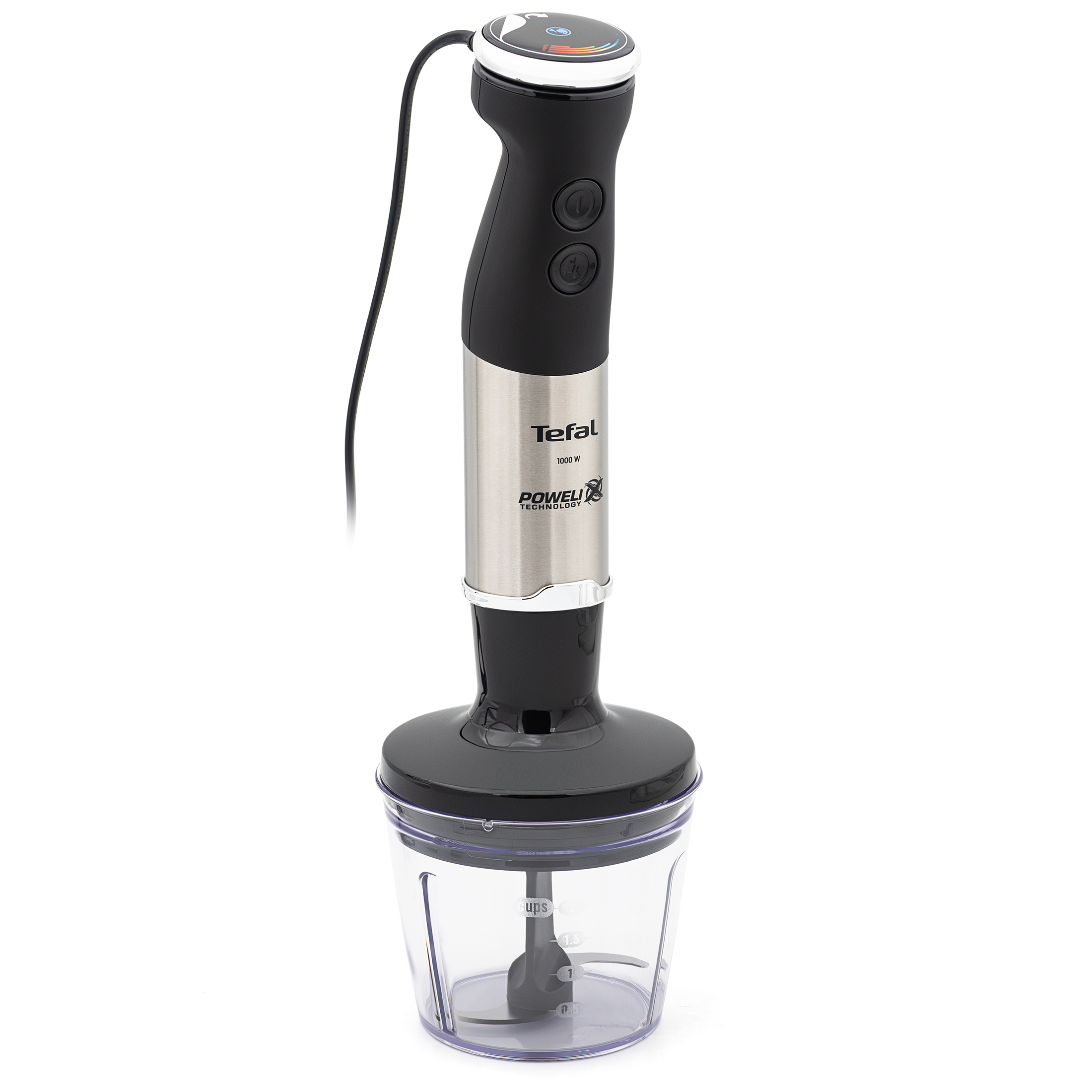 Blender ręczny Tefal Quickchef+ HB67G830 połączony z rozdrabniaczem na białym tle. Widoczny srebrno-czarny silnik z logo Tefal oraz przezroczysty pojemnik siekacza z miarką i podwójnymi ostrzami w środku.