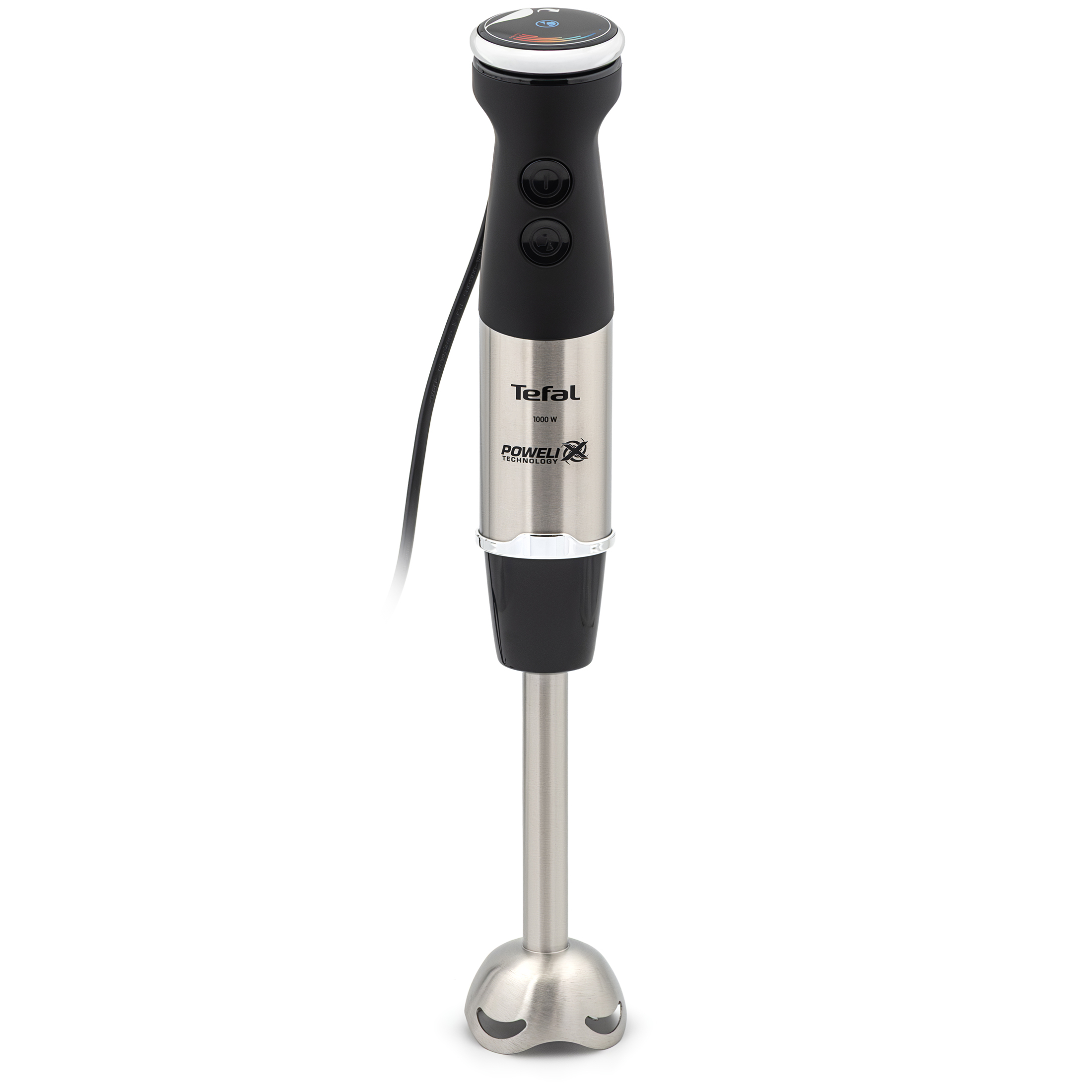 Blender ręczny Tefal Quickchef+ HB67G830 z metalową stopką miksującą umieszczony pionowo na białym tle. Widoczna stalowa obudowa z logo Tefal, gumowany czarny uchwyt z przyciskami sterującymi, pokrętło prędkości oraz wychodzący kabel zasilający.
