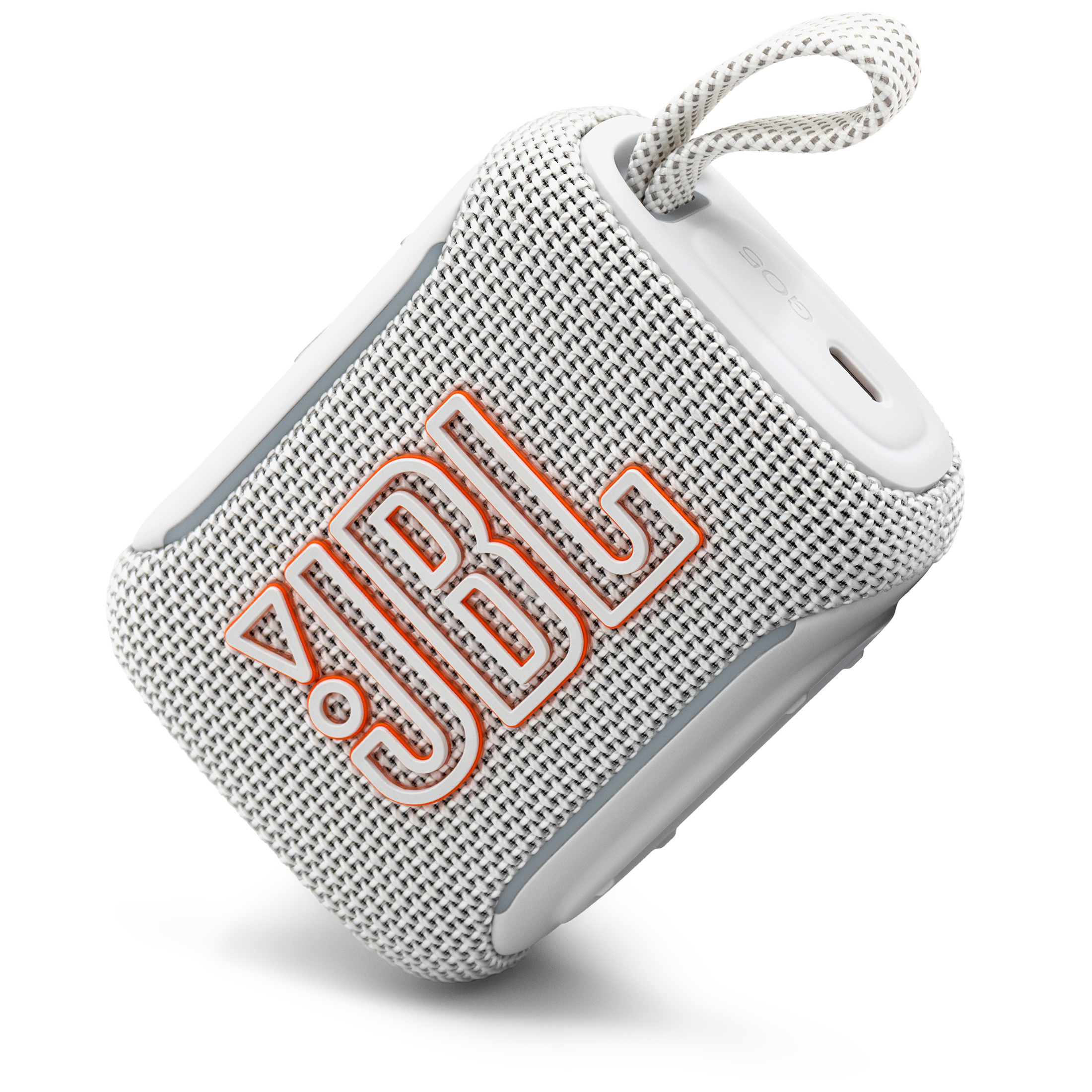 Biały głośnik przenośny JBL Go 5, przedstawiony pod kątem w pozycji pochylonej na białym tle. Dynamiczny kadr eksponuje duże logo frontowe z pomarańczową obwódką, plecioną strukturę materiału oraz boczny panel z napisem GO5, portem USB-C i uniesioną pętlą ze sznurka.