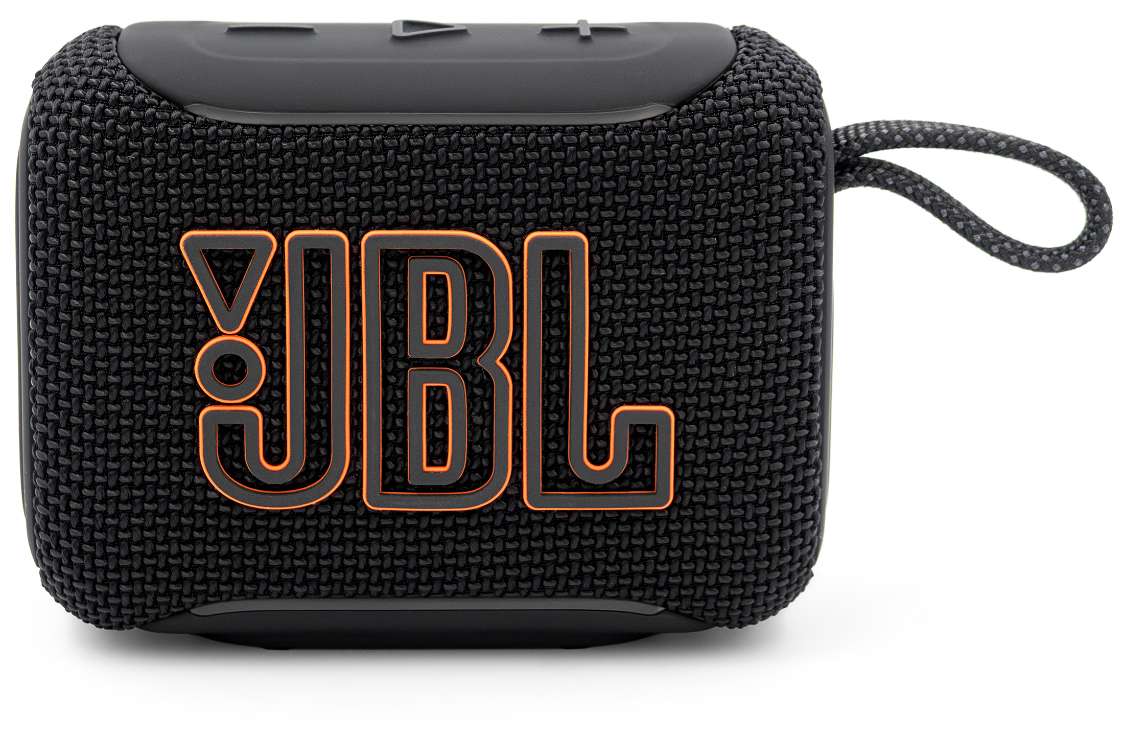 Czarny głośnik przenośny JBL Go 5, widok z przodu na białym tle. Zdjęcie ukazuje plecioną fakturę obudowy, duże szaro-pomarańczowe logo JBL oraz gumowane przyciski regulacji głośności i odtwarzania na górnym panelu. Z prawej strony widoczna jest funkcjonalna pętla ze sznurka.