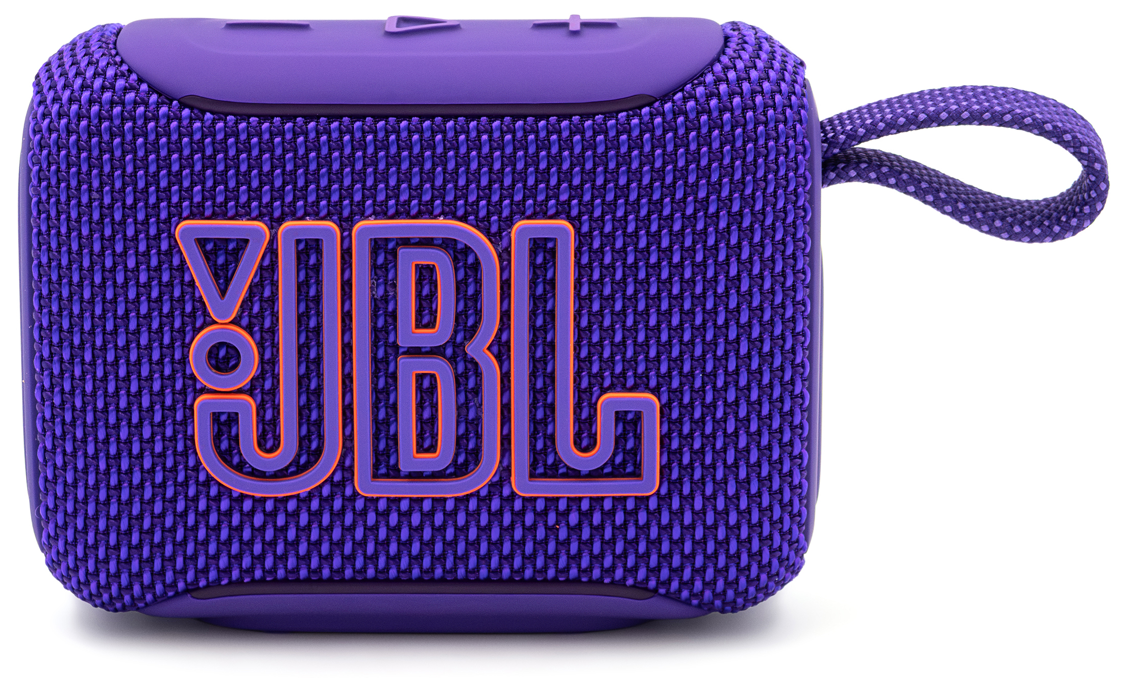 Fioletowy głośnik przenośny JBL Go 5, widok z przodu na białym tle. Zdjęcie ukazuje plecioną fakturę obudowy, duże szaro-pomarańczowe logo JBL oraz gumowane przyciski regulacji głośności i odtwarzania na górnym panelu. Z prawej strony widoczna jest funkcjonalna pętla ze sznurka.