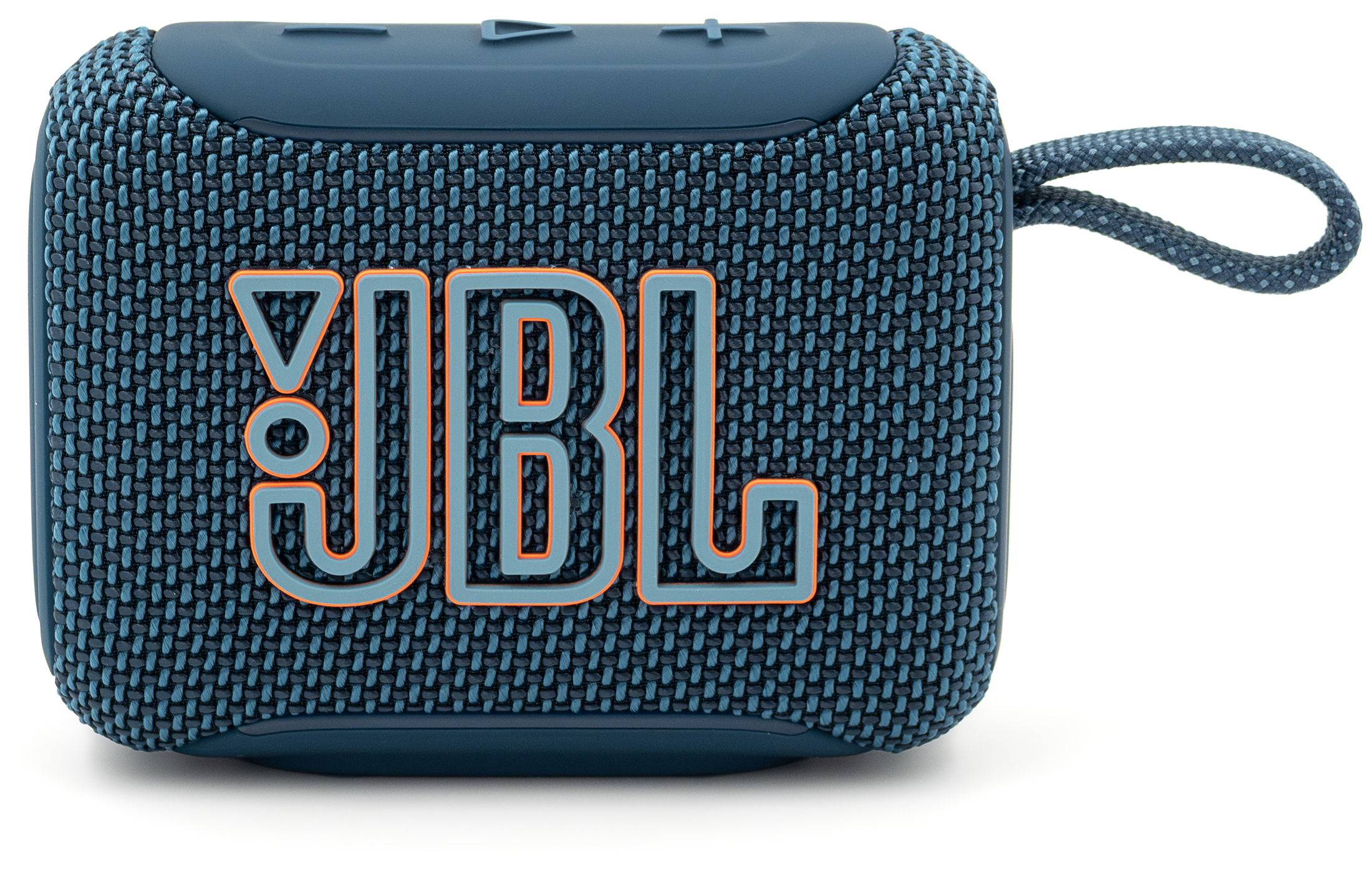 Granatowy głośnik przenośny JBL Go 5, widok z przodu na białym tle. Zdjęcie ukazuje plecioną fakturę obudowy, duże szaro-pomarańczowe logo JBL oraz gumowane przyciski regulacji głośności i odtwarzania na górnym panelu. Z prawej strony widoczna jest funkcjonalna pętla ze sznurka.