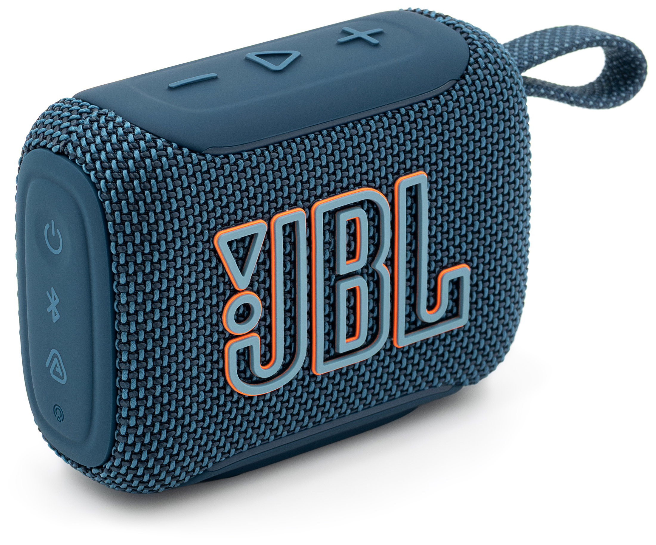 Granatowy głośnik przenośny JBL Go 5, widok z ukosa na białym tle. Kadr z tej perspektywy pokazuje przednie logo z pomarańczowym akcentem oraz lewy panel boczny z wytłoczonymi ikonami zasilania, parowania Bluetooth i funkcji Auracast. Na górze widoczne są przyciski sterujące, a z boku pętla ze sznurka.