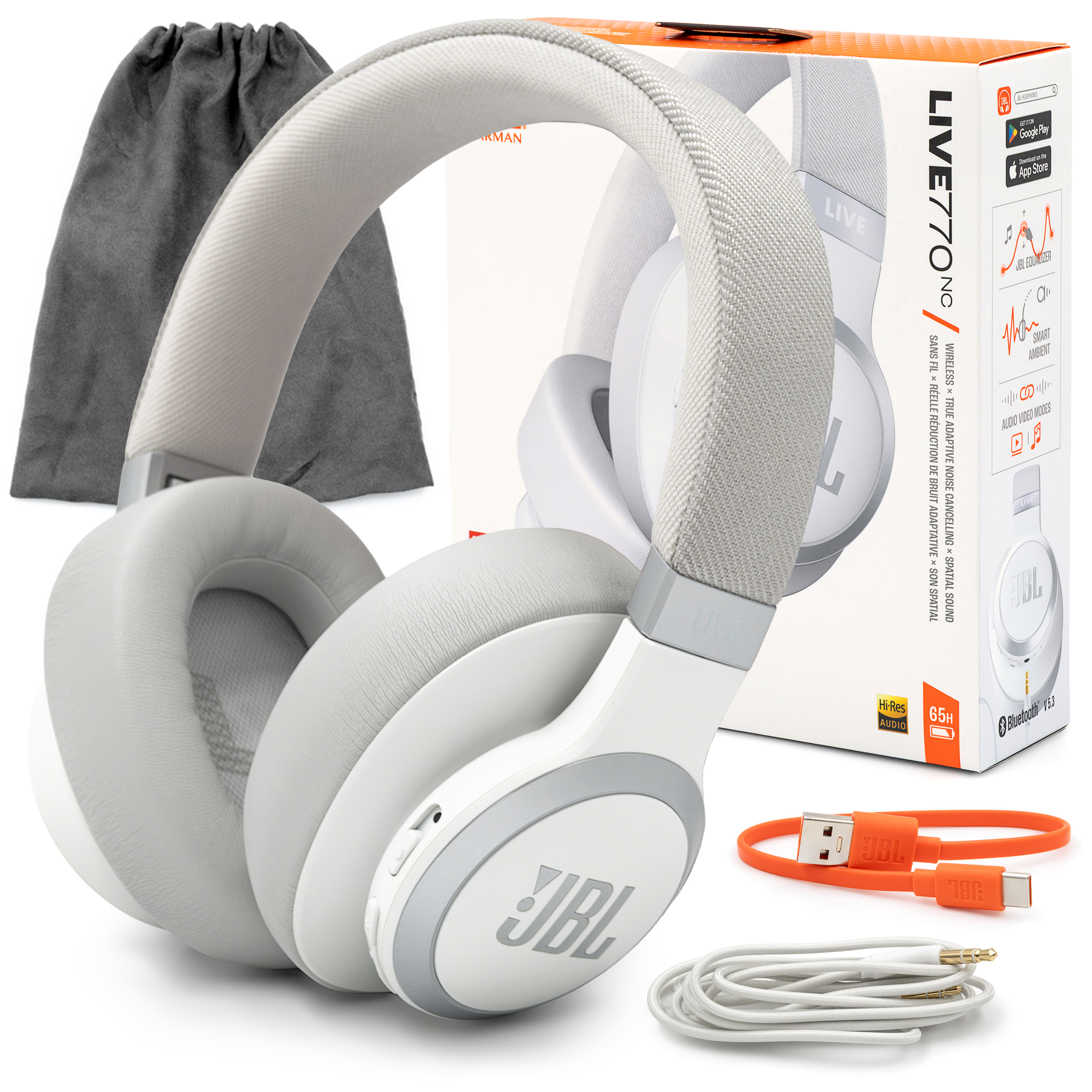 Białe słuchawki JBL Live 770NC z tekstylnym wykończeniem pałąka, pokazane wraz z pudełkiem i akcesoriami. Zestaw obejmuje szare etui materiałowe, pomarańczowy kabel USB oraz biały przewód audio. Na boku opakowania widoczne są oznaczenia modelu oraz informacja o wytrzymałej baterii działającej do 65 godzin.