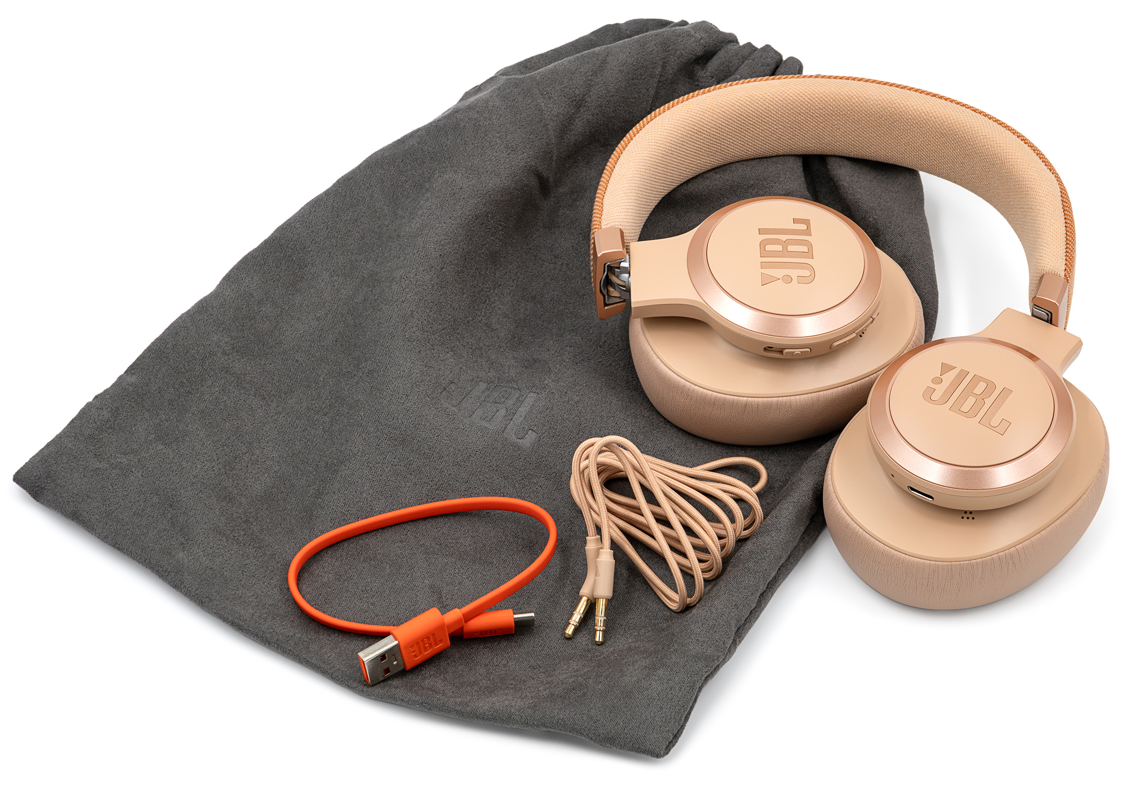 Słuchawki JBL Live 770NC w kolorze piaskowym z kompletem akcesoriów: szarym etui, pomarańczowym kablem USB oraz beżowym kablem audio. Całość ułożona na białym tle.