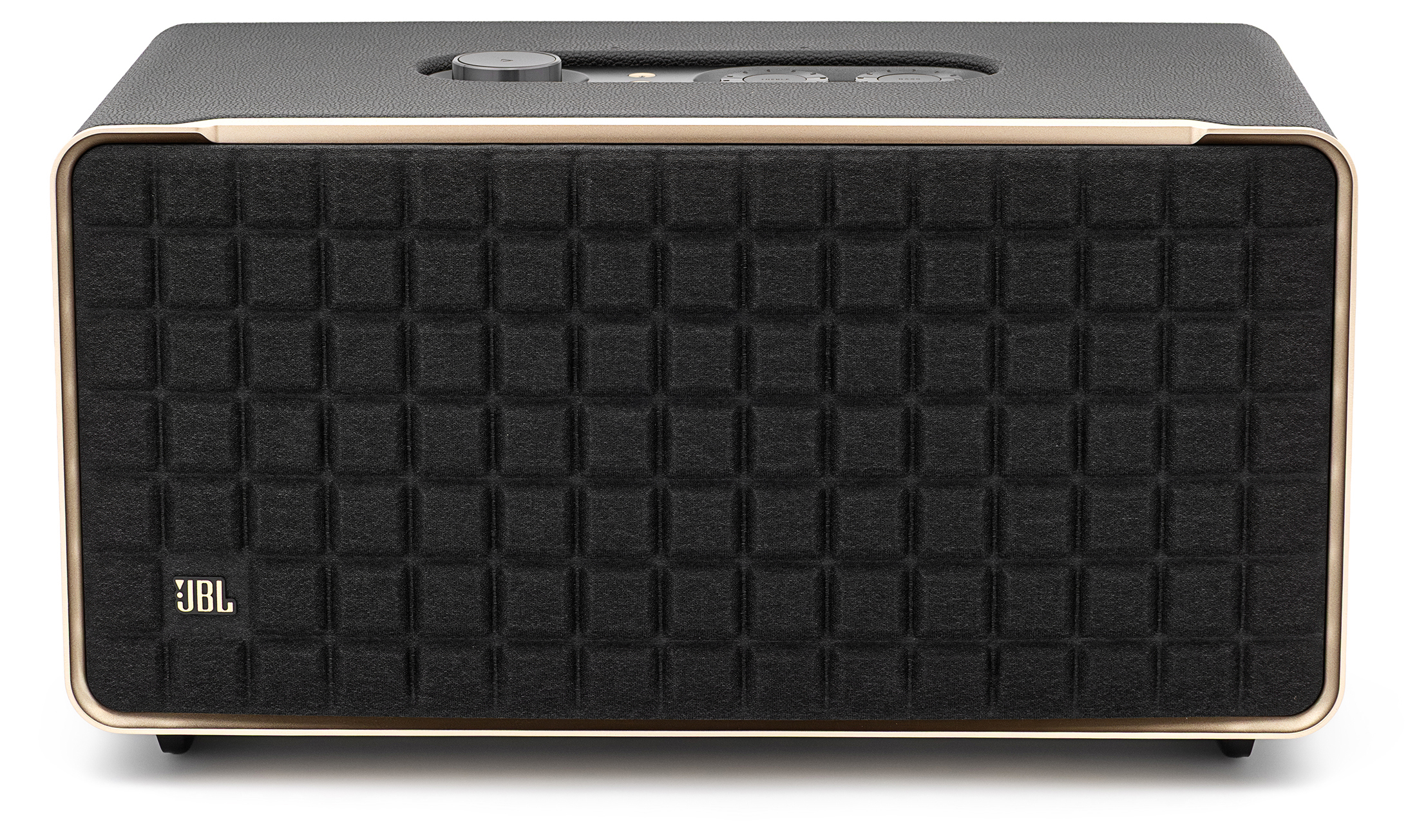 Głośnik bezprzewodowy JBL Authentics 500 w stylu retro, widok od przodu na białym tle. Czarna obudowa z fakturą skóry połączona jest ze złotą ramką wokół kwadratowej kratownicy z gąbki. W dolnym rogu widnieje złote logo JBL.