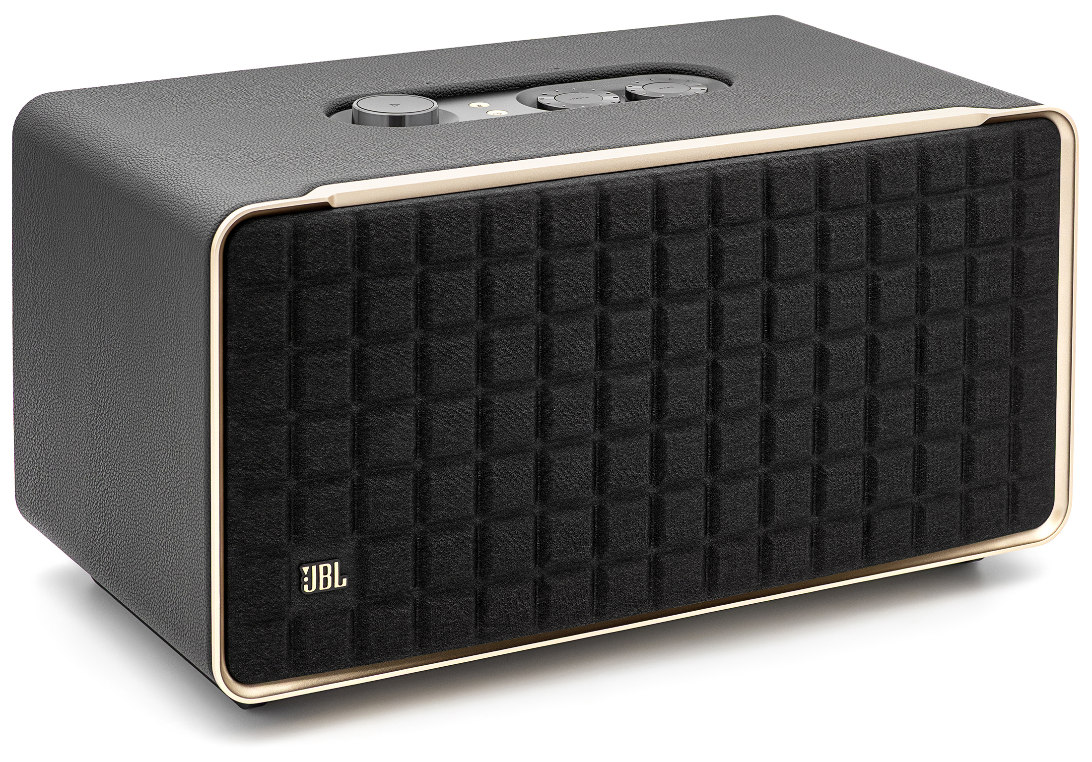 Głośnik bezprzewodowy JBL Authentics 500 w stylu retro, widok od góry pod kątem na białym tle. Czarna obudowa o fakturze skóry połączona jest ze złotą ramką otaczającą charakterystyczną, kwadratową kratownicę. Na górze widoczny jest panel z okrągłymi pokrętłami.