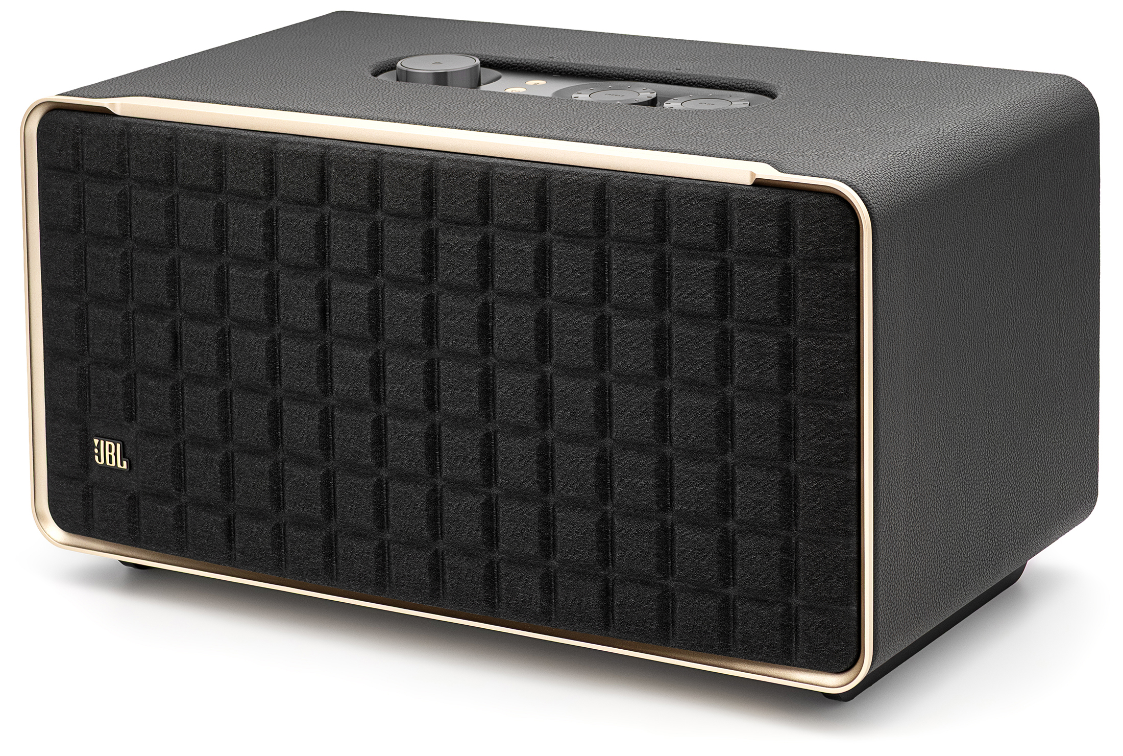 Głośnik bezprzewodowy JBL Authentics 500 w stylu retro, widok od góry pod kątem na białym tle. Czarna obudowa o fakturze skóry połączona jest ze złotą ramką otaczającą charakterystyczną, kwadratową kratownicę. Na górze widoczny jest panel z okrągłymi pokrętłami.