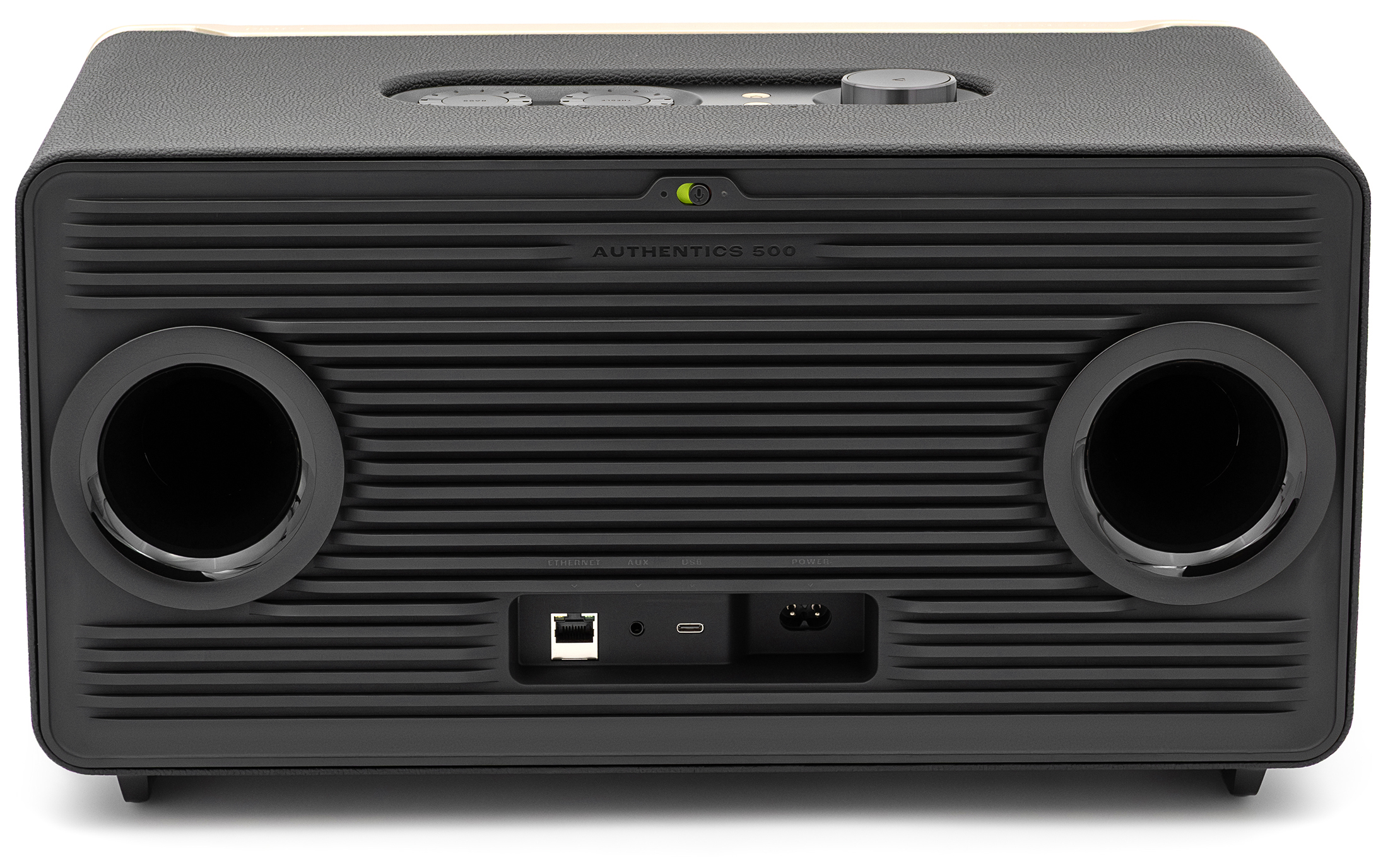 Głośnik bezprzewodowy JBL Authentics 500, widok od tyłu na białym tle. Czarny panel tylny posiada poziome żłobienia, dwa duże okrągłe otwory bas-refleks oraz dolną wnękę z portami złącz i gniazdem zasilania. Na górze widoczny jest mały przełącznik.