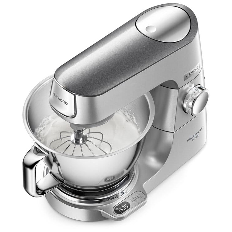 Robot planetarny Kenwood Titanium Chef Baker podczas ubijania białej masy w stalowej misie. Widok z góry ukazuje pracującą trzepaczkę oraz cyfrowy wyświetlacz wagi u podstawy urządzenia, wskazujący 1535 g.