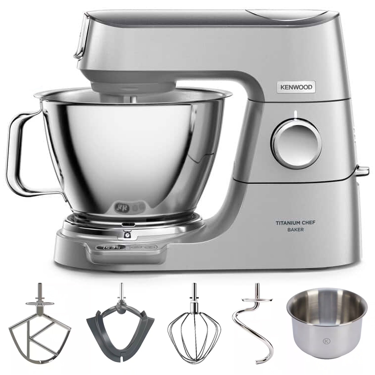 Srebrny robot planetarny Kenwood Titanium Chef Baker z metalową misą, widok z boku na białym tle. Poniżej urządzenia widoczne są cztery wymienne mieszadła oraz dodatkowa, mniejsza misa ze stali nierdzewnej.