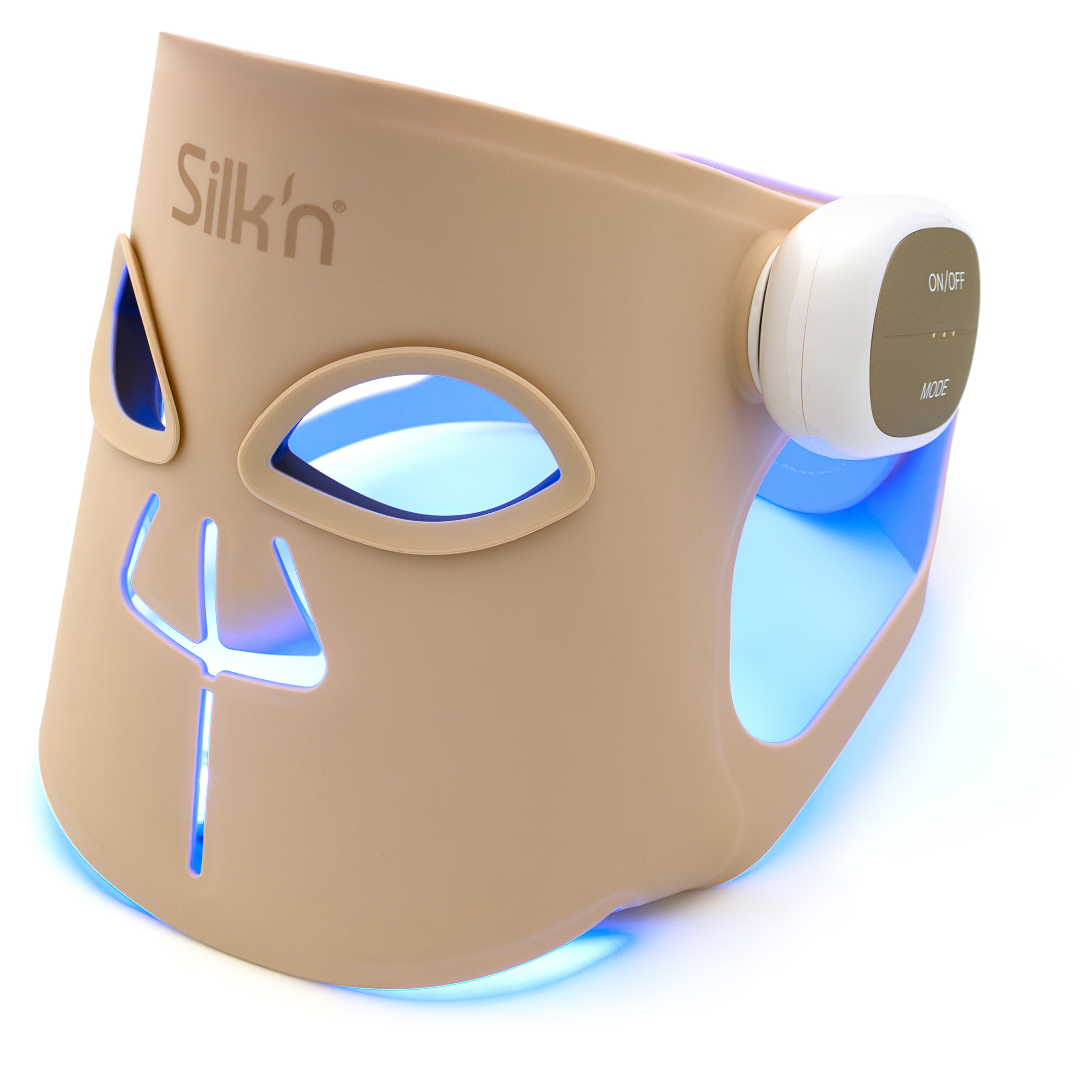 Włączona beżowa maska LED Silk'n Pro, emitująca intensywne niebieskie światło na białym tle, widoczna pod lekkim kątem. Na jej boku znajduje się biało-złoty kontroler, a spod urządzenia bije wyraźny błękitny blask. Z wycięć na oczy i nos oraz dekoracyjnych linii wokół ust bije jasne, niebieskie światło fotonowe.
