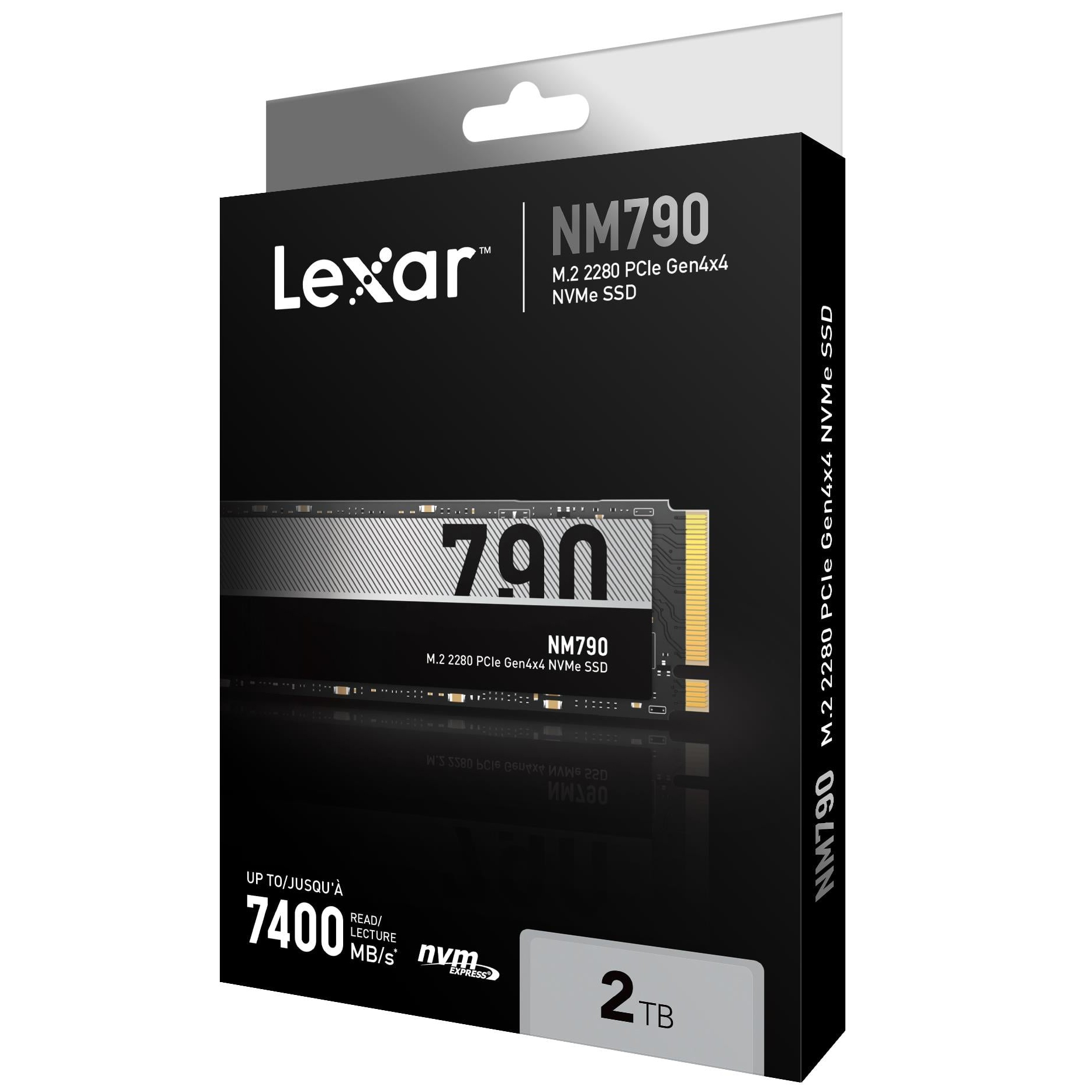 Czarno-szare opakowanie dysku SSD Lexar NM790 o pojemności 2TB, widoczne w ujęciu pod kątem. Na froncie znajdują się kluczowe informacje o prędkości odczytu 7400 MB/s oraz grafika przedstawiająca sam produkt. Pudełko z zawieszką na białym tle.