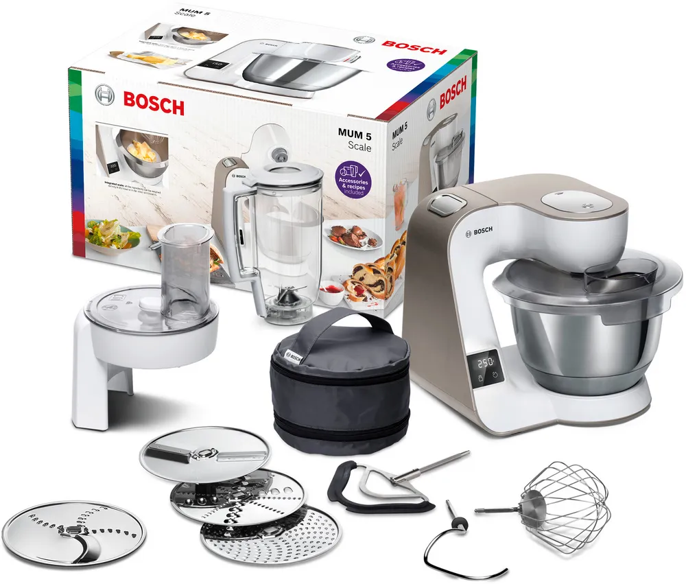 Robot kuchenny Bosch MUM 5 MUM5XW20 w kolorze biało-szarym ze stalową misą, zaprezentowany na białym tle. Obok znajdują się dołączone akcesoria, takie jak blender kielichowy, malakser, torba, tarcze i mieszadła, a w tle stoi oryginalne pudełko.