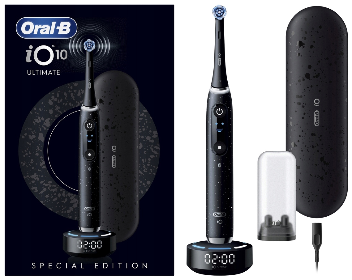 Zestaw szczoteczki magnetycznej Oral-B iO Series 10 Black Special Edition z czarną rączką, okrągłą ładowarką, czarnym etui podróżnym oraz pojemnikiem na końcówki obok ciemnego opakowania produktu.