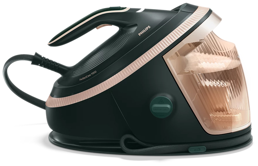 Widok z boku na generator pary Philips PSG7300/70. Elegancka konstrukcja w kolorze ciemnozielonym z miedzianym zbiornikiem na wodę i złotymi wykończeniami. Zdjęcie podkreśla zwartość urządzenia i bezpieczne mocowanie żelazka na stacji bazowej.