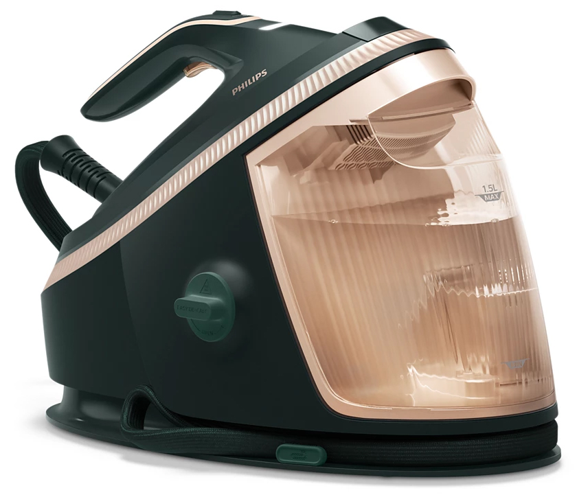 Profil stacji bazowej generatora pary Philips PSG7300/70. Widoczny duży, miedziany zbiornik na wodę 1,8l, system odkamieniania Easy De-Calc oraz blokada żelazka do bezpiecznego przenoszenia. Nowoczesna stylistyka w kolorach ciemnej zieleni i złota.