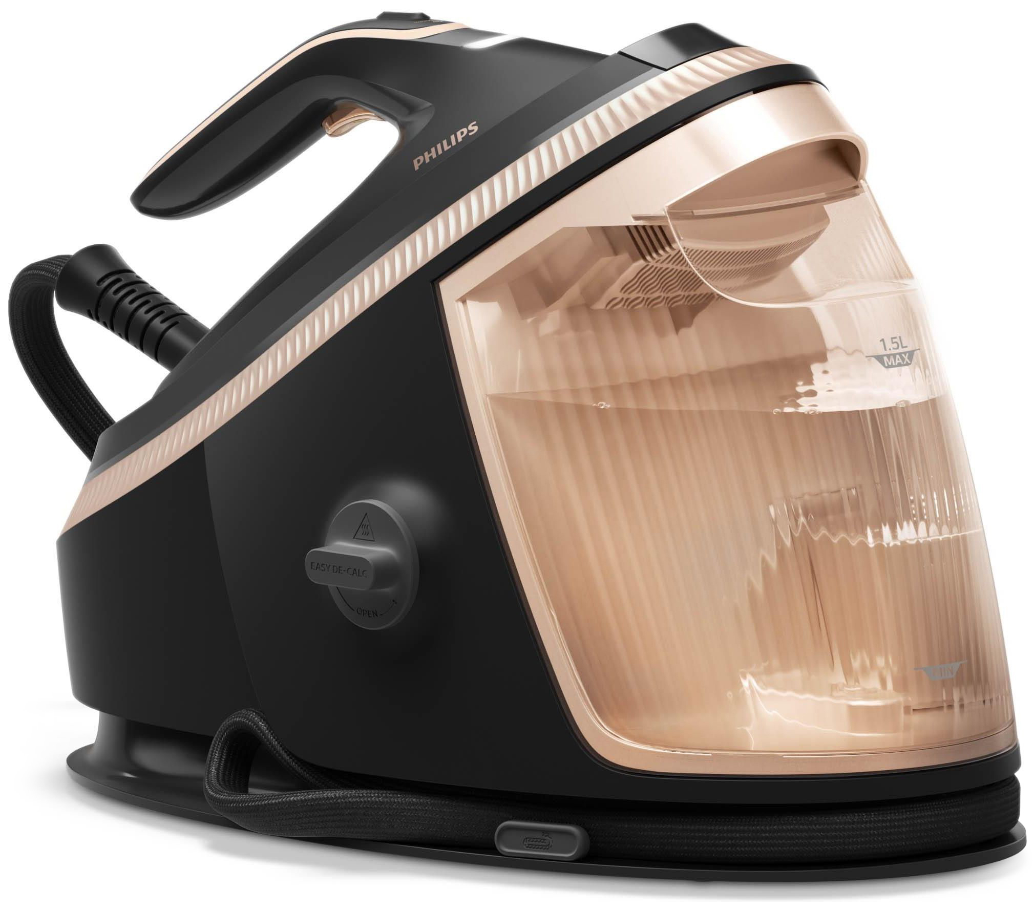 Czarny generator pary Philips PerfectCare serii 7000 z miedzianymi elementami, ukazany od strony dużego, przezroczystego zbiornika na wodę o pojemności 1,5 litra. Na bocznej ścianie stacji bazowej widoczny jest szary pokrętny zawór funkcji Easy De-Calc. Żelazko spoczywa tyłem na bazie, a z jego tylnej części wychodzi elastyczny przewód parowy.