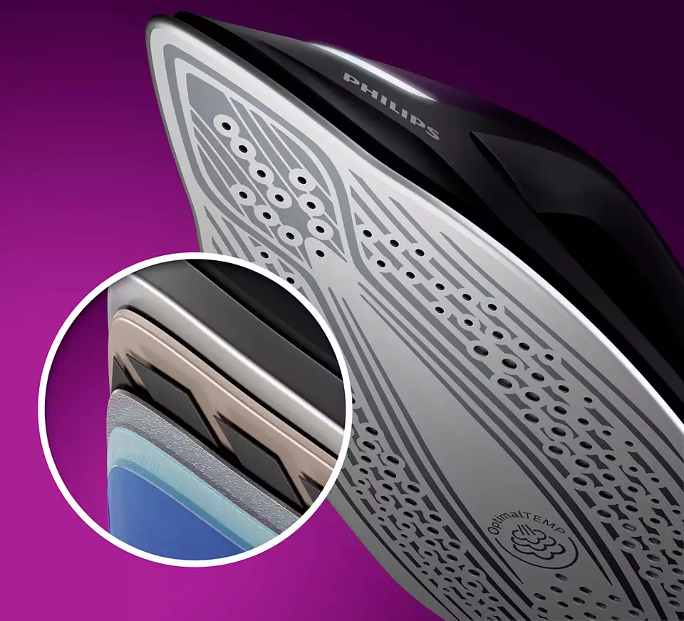 Zbliżenie na srebrną stopę żelazka Philips PerfectCare 8000 z otworami parowymi i logo OptimalTEMP, z warstwowym przekrojem w okręgu.