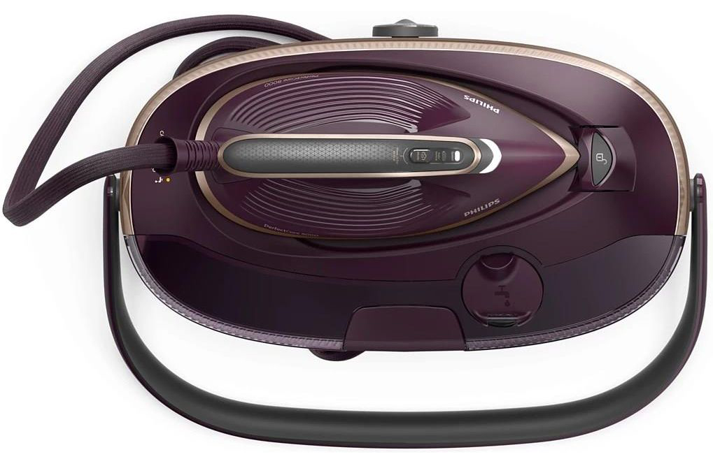 Widok z góry na generator pary Philips PerfectCare 8000 PSG8300/30. Fioletowe żelazko ze złotymi akcentami spoczywa na stacji bazowej, otoczone ruchomym pałąkiem zabezpieczającym. Widoczny jest panel sterowania na uchwycie i wlew wody.