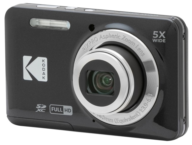 Czarny aparat cyfrowy Kodak Pixpro FZ55 na białym tle, widok od przodu pod lekkim kątem. Urządzenie posiada wysunięty obiektyw ze srebrną obwódką, wbudowaną lampę błyskową oraz widoczne białe logo Kodak i oznaczenia FULL HD oraz 5X WIDE.