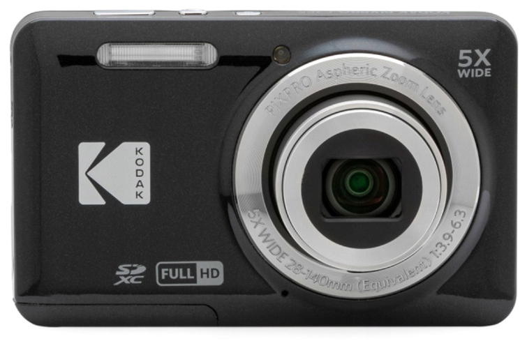 Czarny aparat cyfrowy Kodak Pixpro FZ55 na białym tle, widziany bezpośrednio od przodu. Obiektyw ze srebrnym pierścieniem mieści parametry optyki, obok znajduje się logo Kodak, oznaczenia FULL HD oraz wbudowana lampa błyskowa. Na górnej krawędzi widoczne są srebrne przyciski.