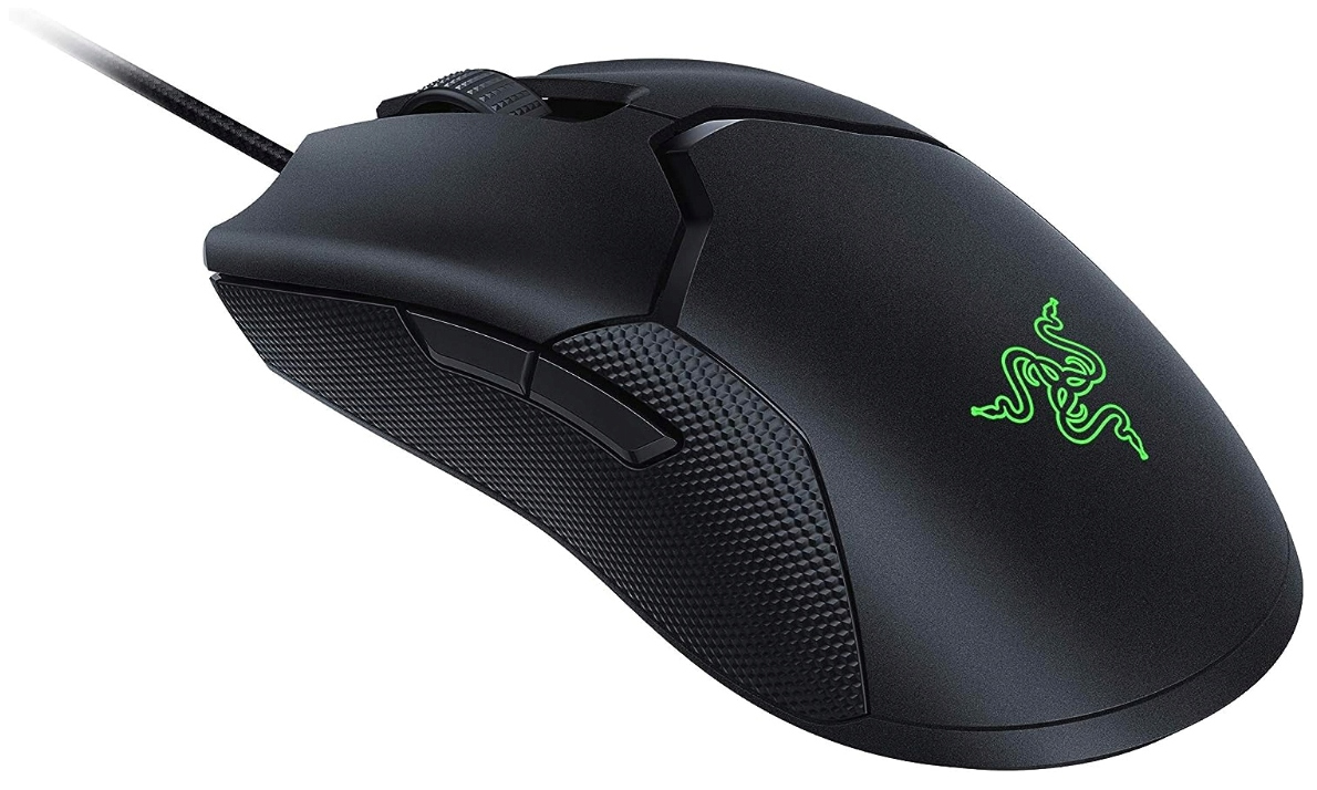 Czarna mysz gamingowa Razer Viper 8KHz w widoku z ukosa na białym tle. Ergonomiczna konstrukcja z matowym wykończeniem i antypoślizgowymi bokami. W tylnej części widoczne jest jaskrawozielone podświetlane logo Razer. Ukazuje charakterystyczny design myszy.