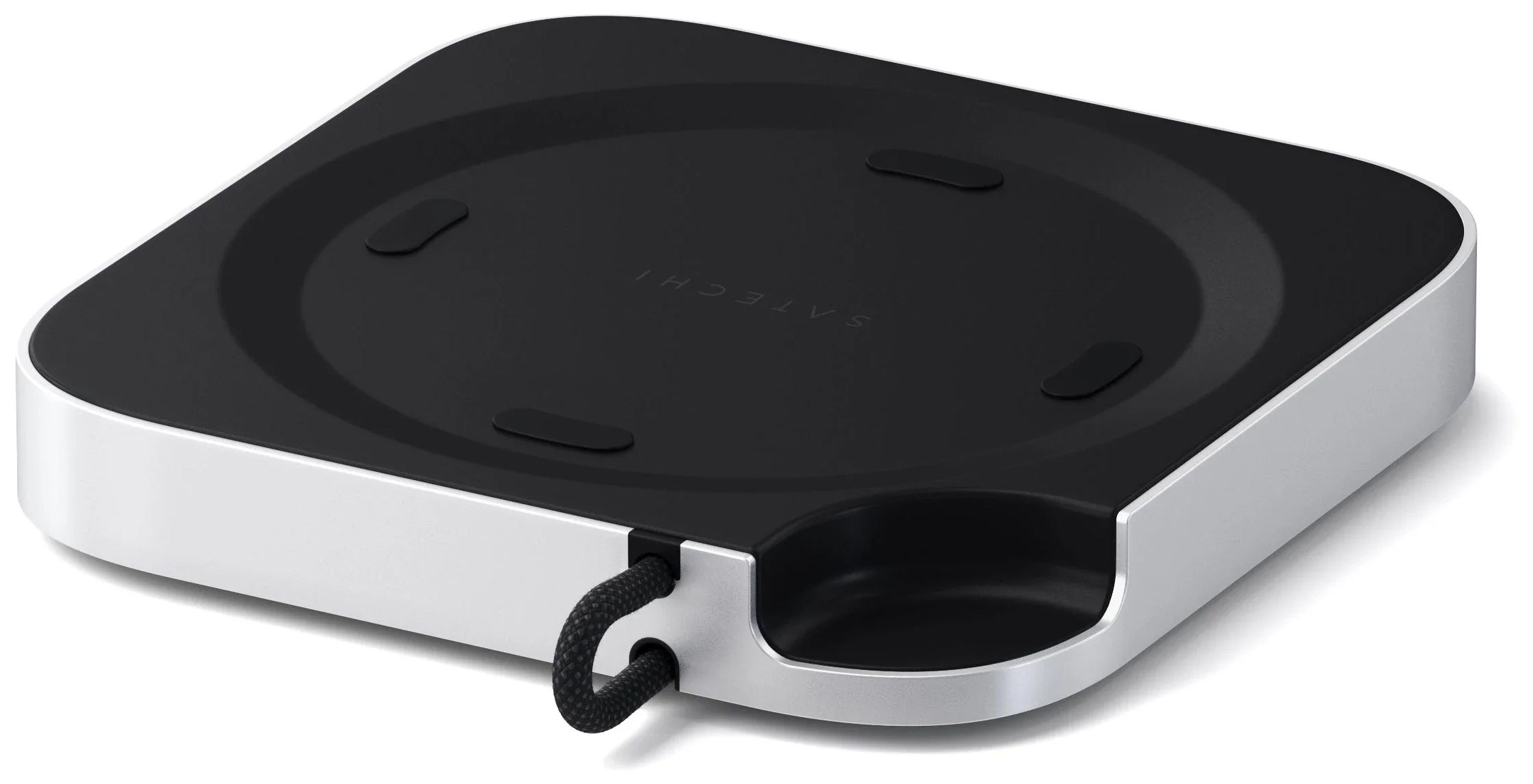 Widok od tyłu na stację Satechi Stand and Hub dla Mac Mini M4 w kolorze srebrnym. Na zdjęciu widać czarną górną powierzchnię z antypoślizgowymi elementami oraz system przechowywania czarnego kabla USB-C w oplocie, który jest dyskretnie schowany w tylnej części obudowy.